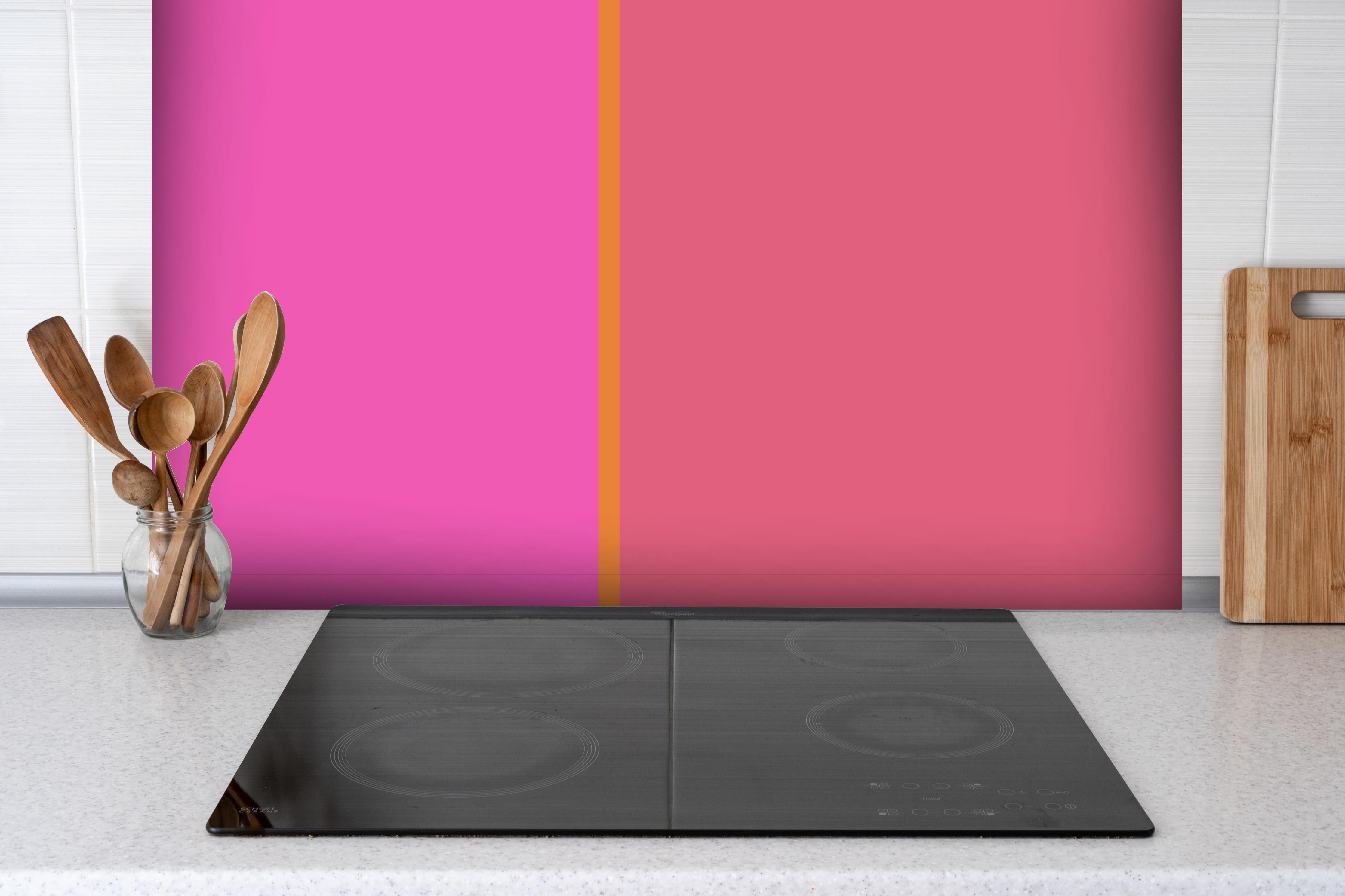 Spritzschutz - The Oranges - Easy Vertical - Fuchsia hinter einem Cerankochfeld zwischen Holz-Kochutensilien