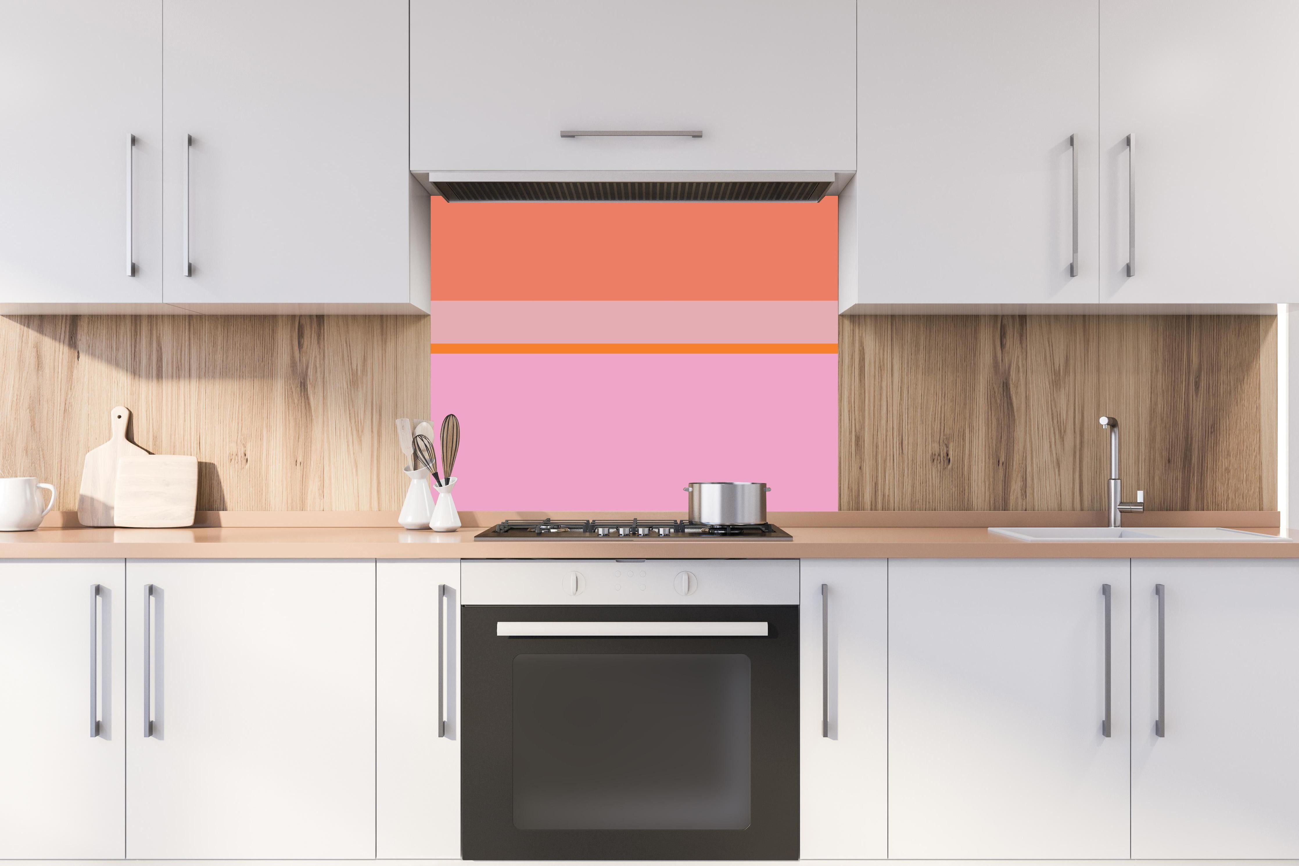 Spritzschutz - The Oranges - Horizontal - Coral hinter einem Cerankochfeld zwischen Holz-Kochutensilien