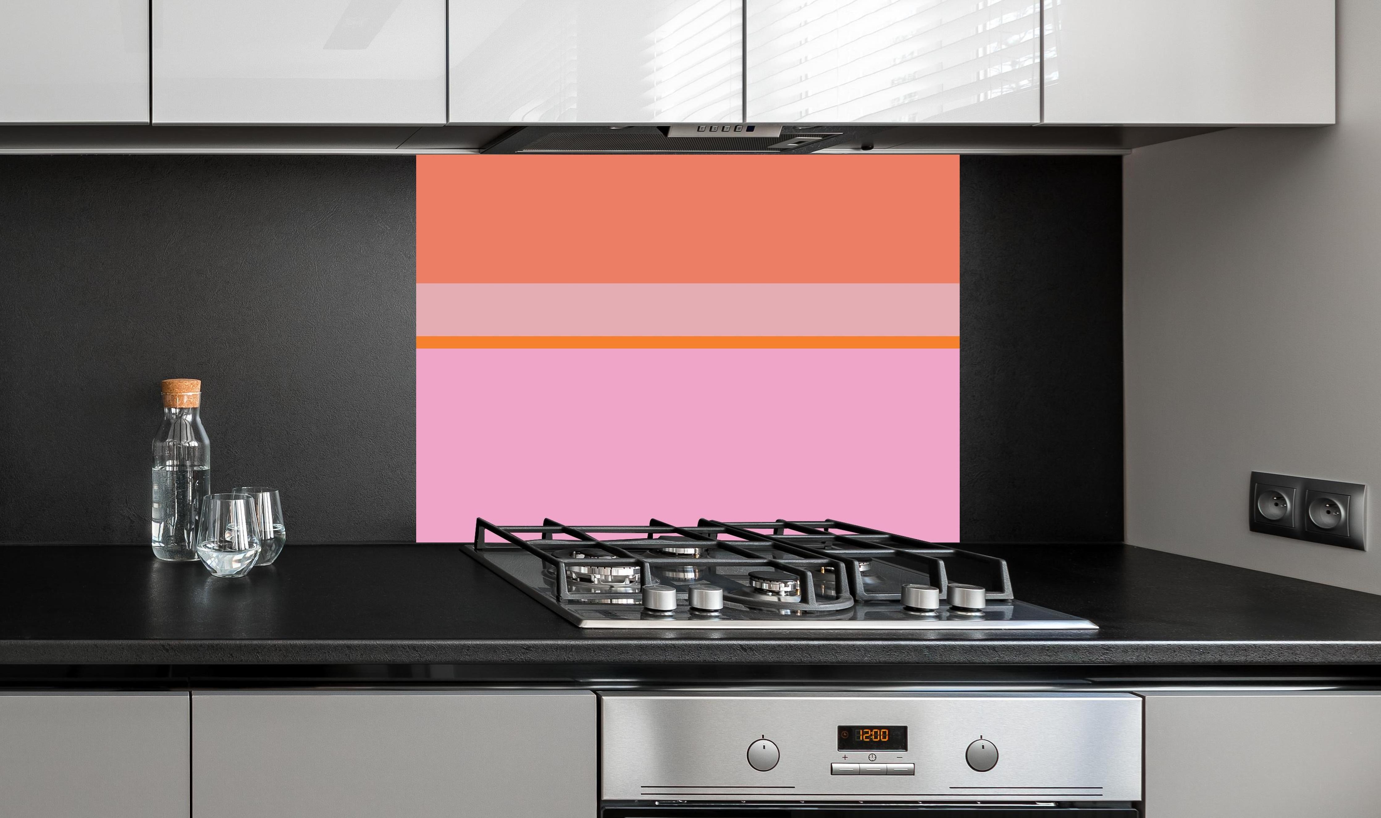 Spritzschutz - The Oranges - Horizontal - Coral hinter einem Cerankochfeld zwischen Holz-Kochutensilien