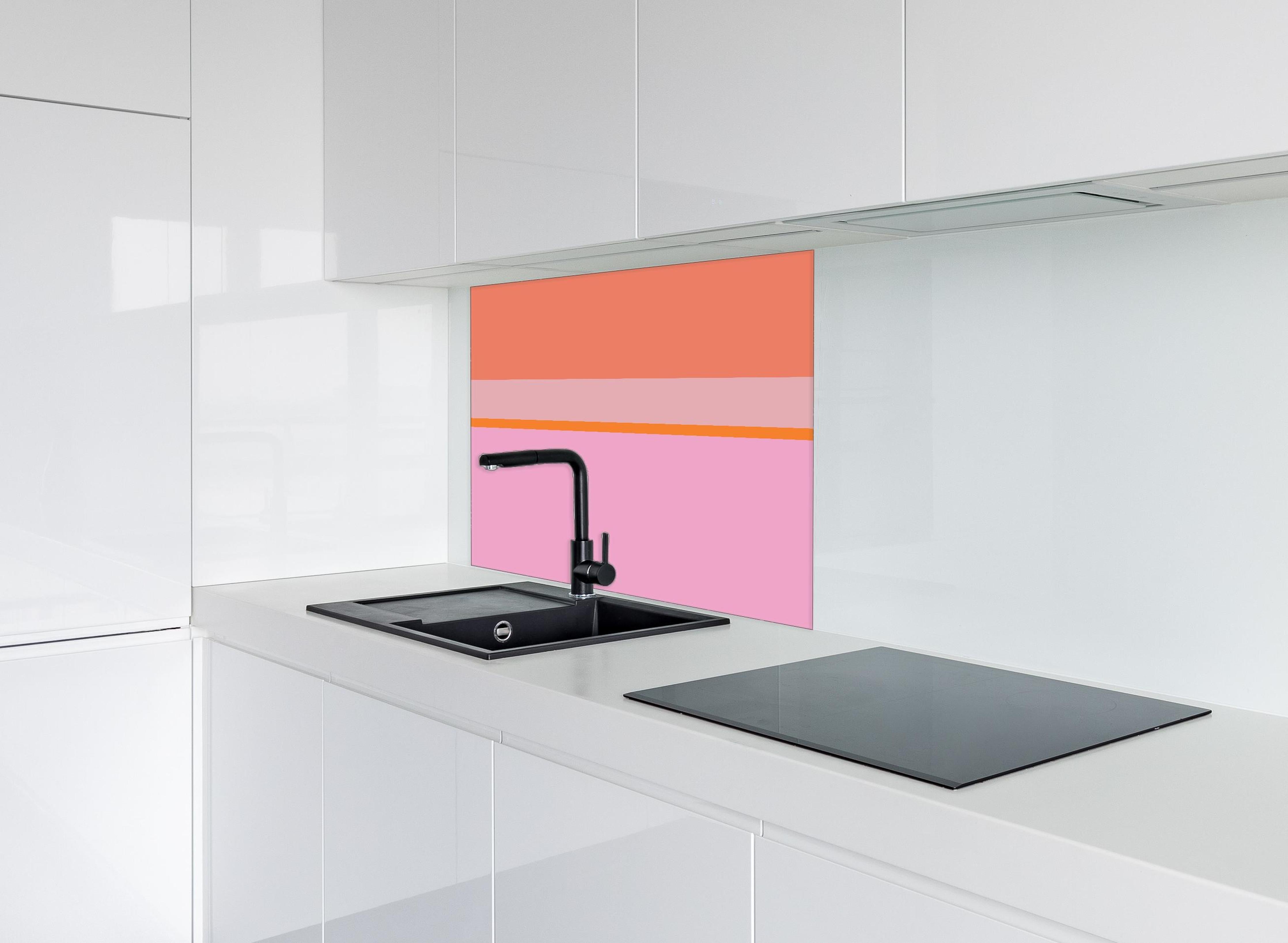 Spritzschutz - The Oranges - Horizontal - Coral hinter einem Cerankochfeld zwischen Holz-Kochutensilien