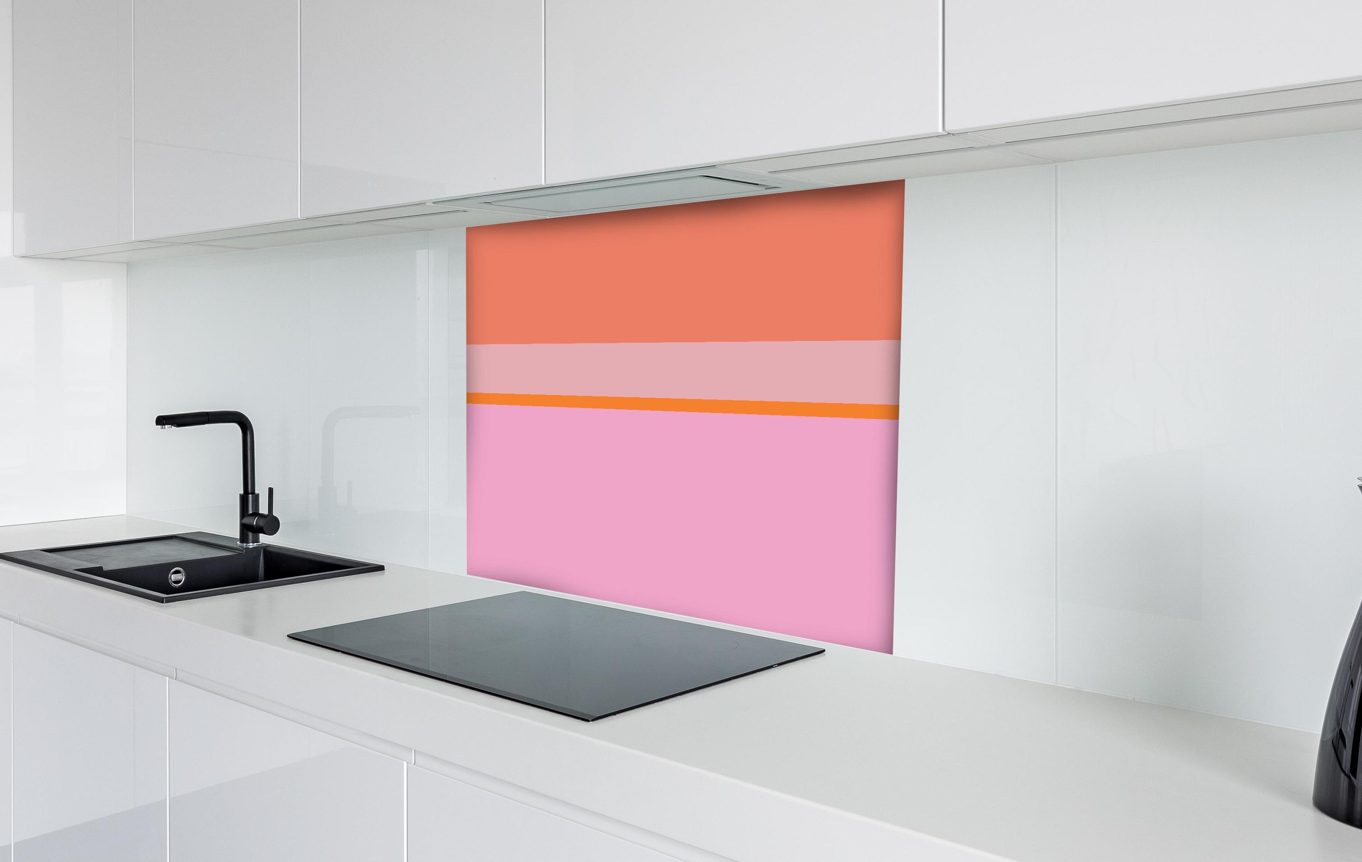 Spritzschutz - The Oranges - Horizontal - Coral hinter einem Cerankochfeld zwischen Holz-Kochutensilien