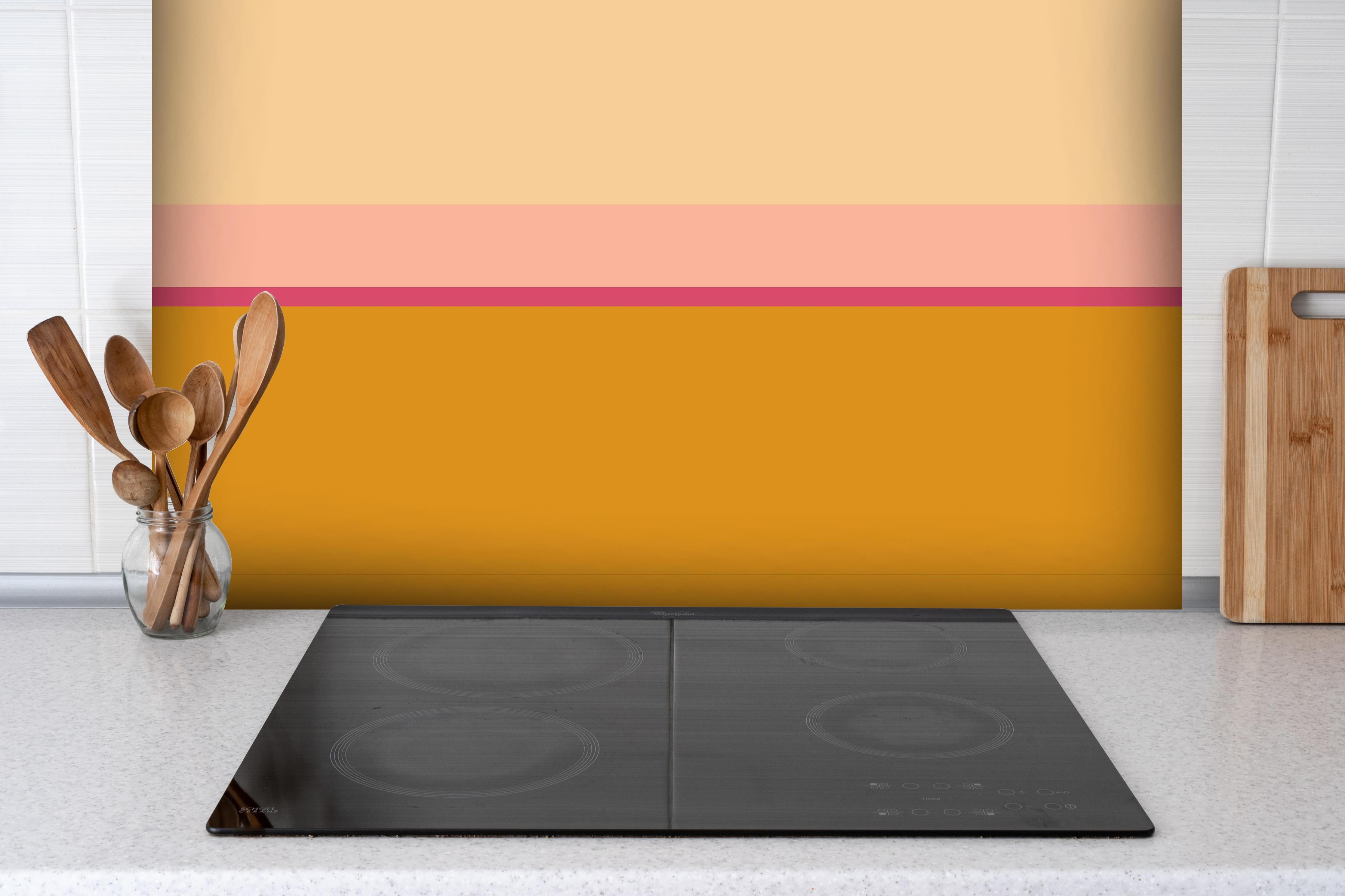 Spritzschutz - The Oranges - Horizontal - Cotton Candy hinter einem Cerankochfeld zwischen Holz-Kochutensilien