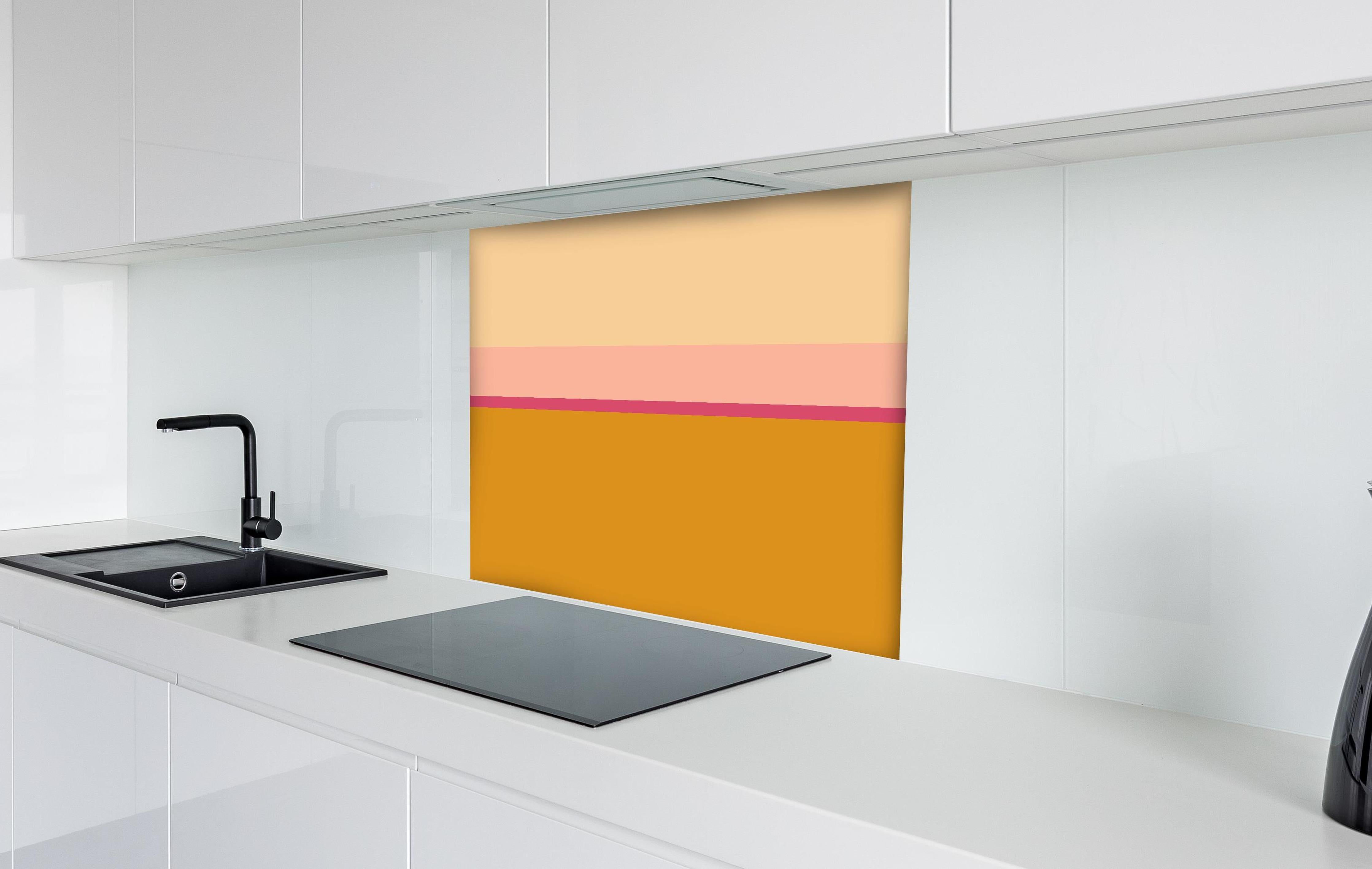 Spritzschutz - The Oranges - Horizontal - Cotton Candy hinter einem Cerankochfeld zwischen Holz-Kochutensilien