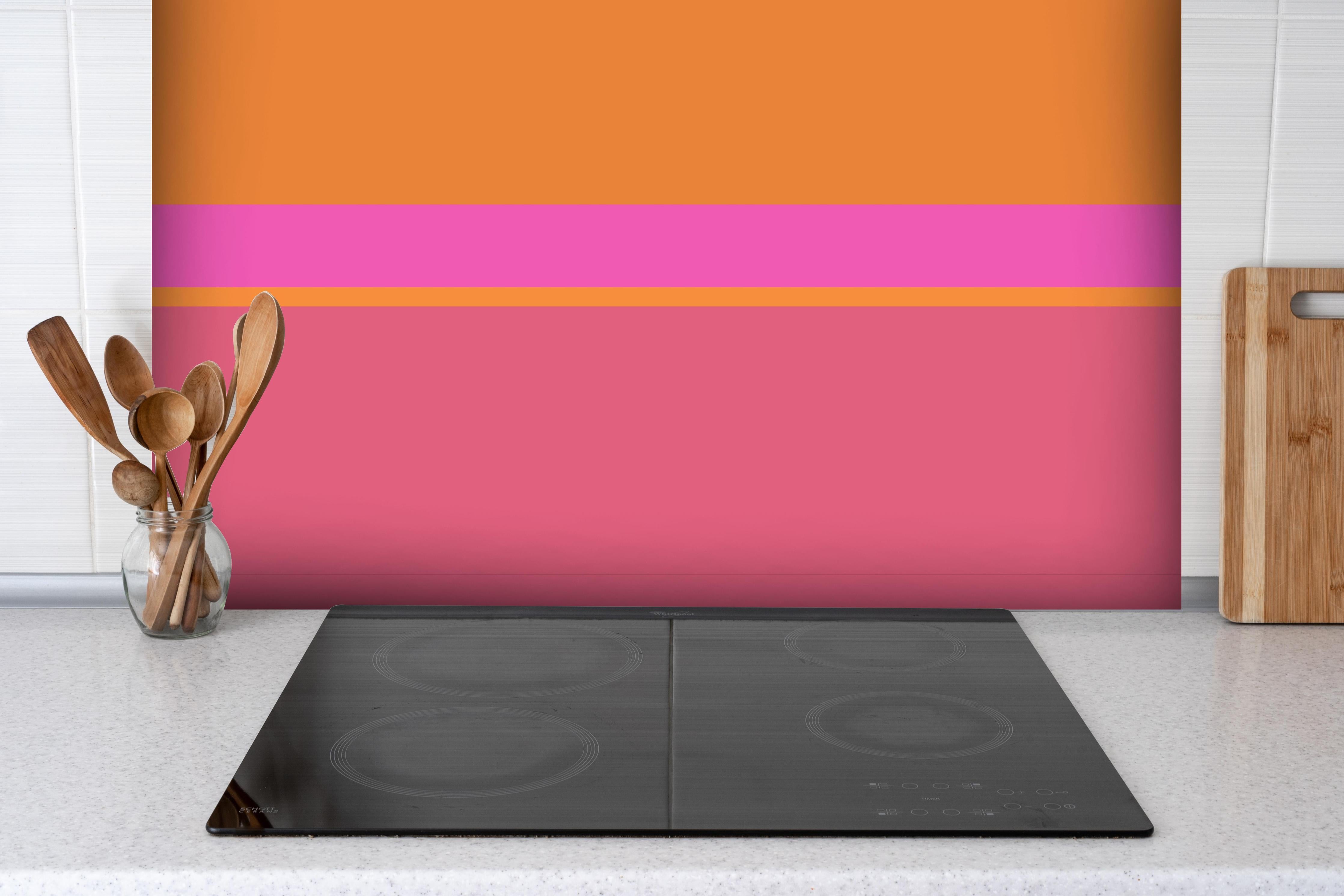 Spritzschutz - The Oranges - Horizontal - Fuchsia hinter einem Cerankochfeld zwischen Holz-Kochutensilien