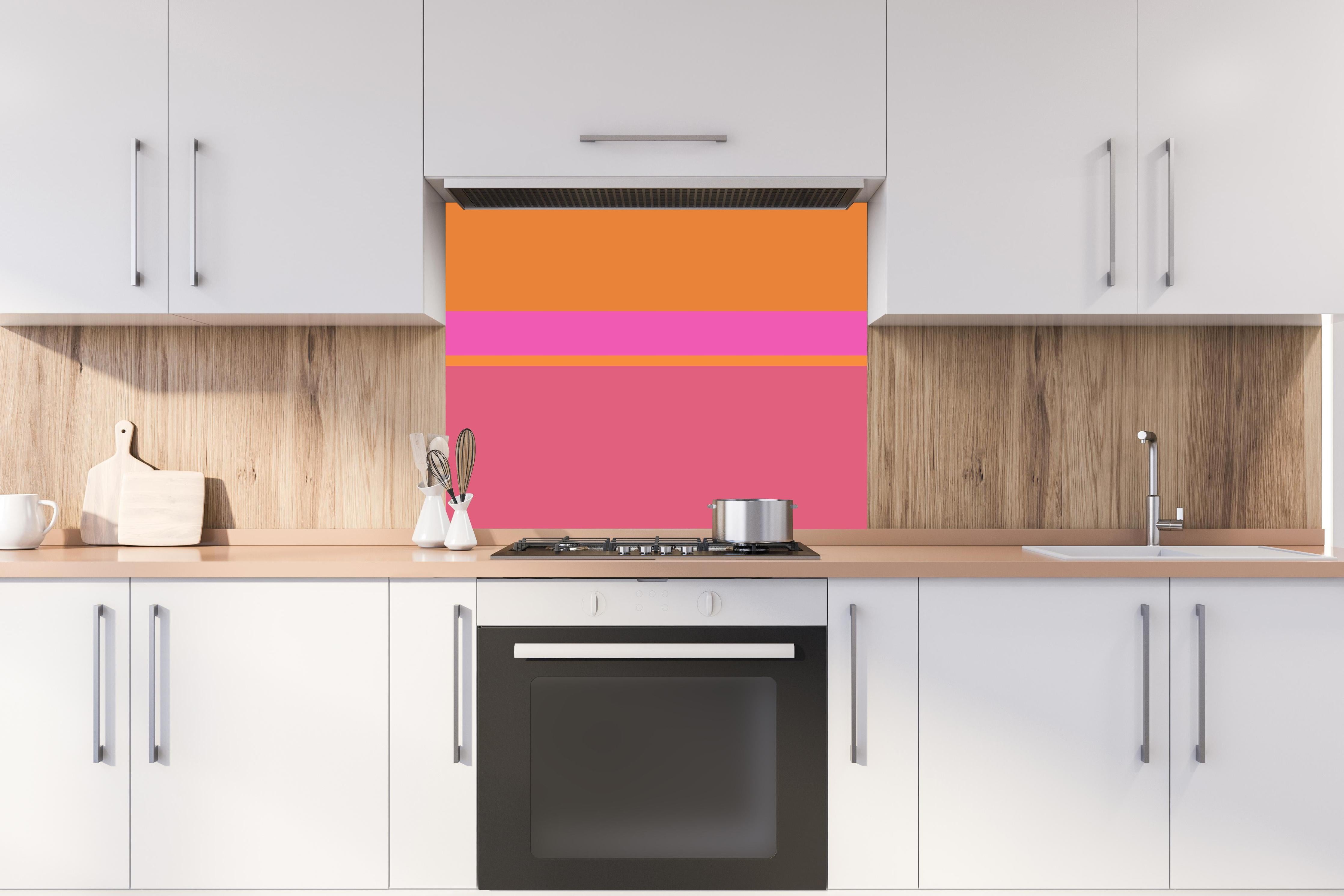 Spritzschutz - The Oranges - Horizontal - Fuchsia hinter einem Cerankochfeld zwischen Holz-Kochutensilien