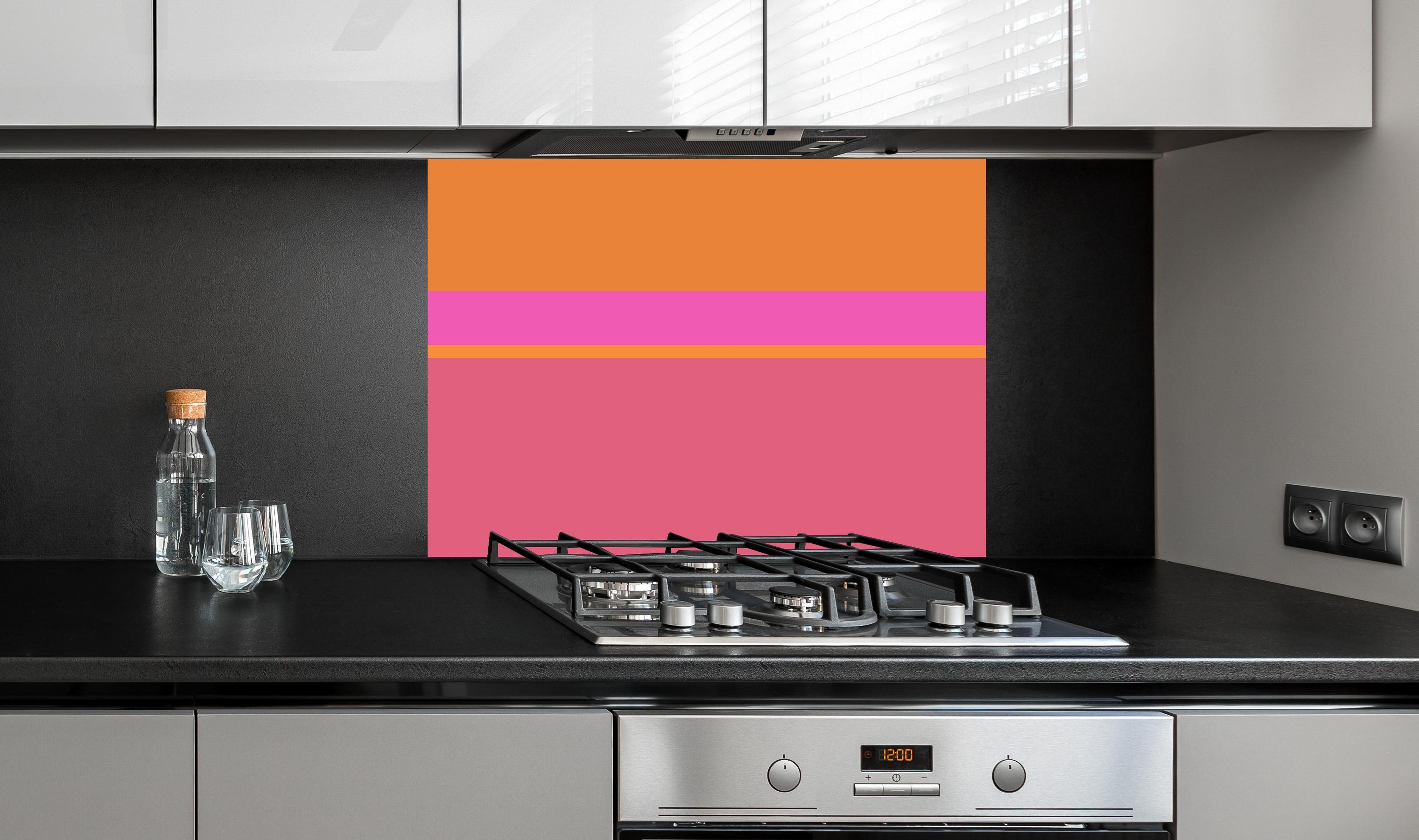 Spritzschutz - The Oranges - Horizontal - Fuchsia hinter einem Cerankochfeld zwischen Holz-Kochutensilien