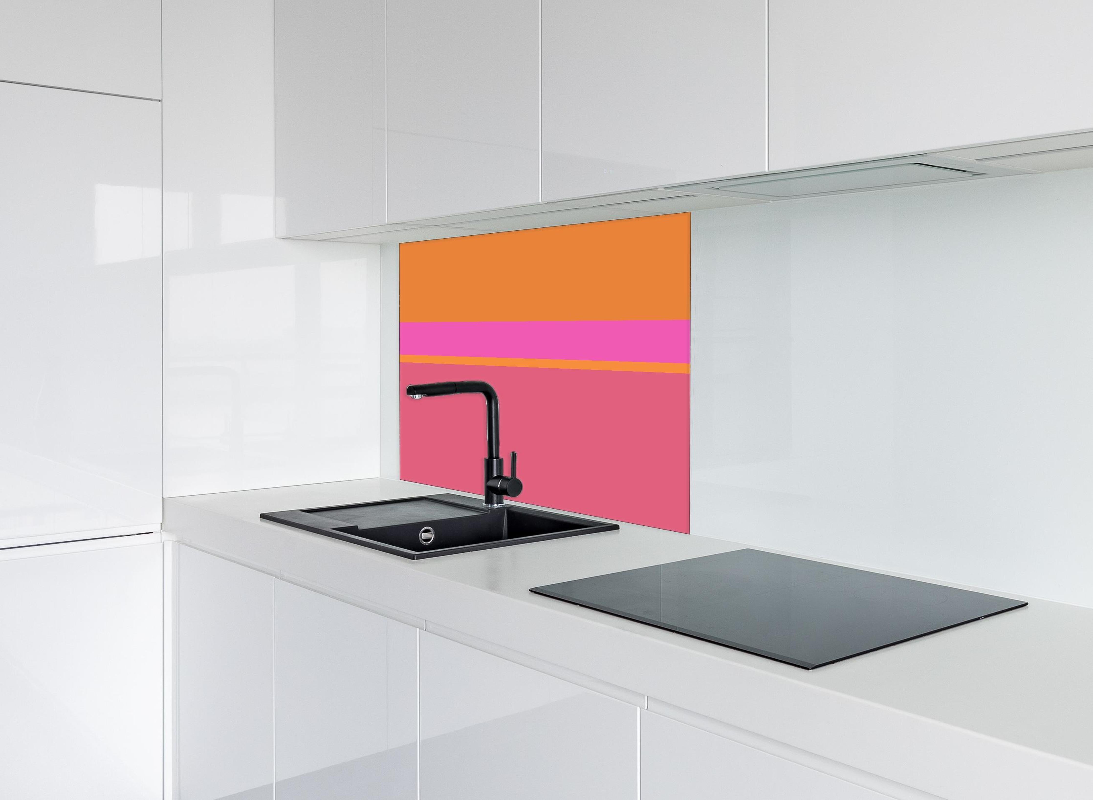 Spritzschutz - The Oranges - Horizontal - Fuchsia hinter einem Cerankochfeld zwischen Holz-Kochutensilien