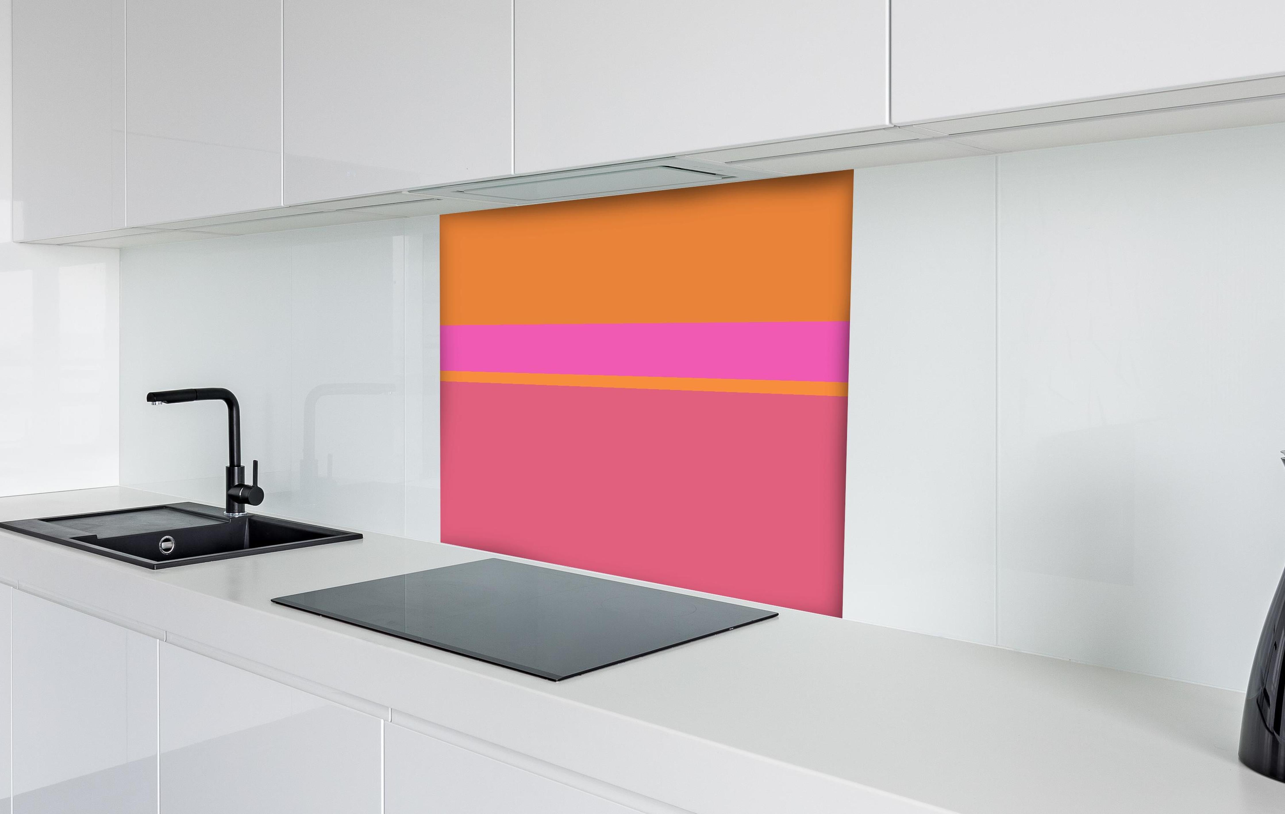 Spritzschutz - The Oranges - Horizontal - Fuchsia hinter einem Cerankochfeld zwischen Holz-Kochutensilien