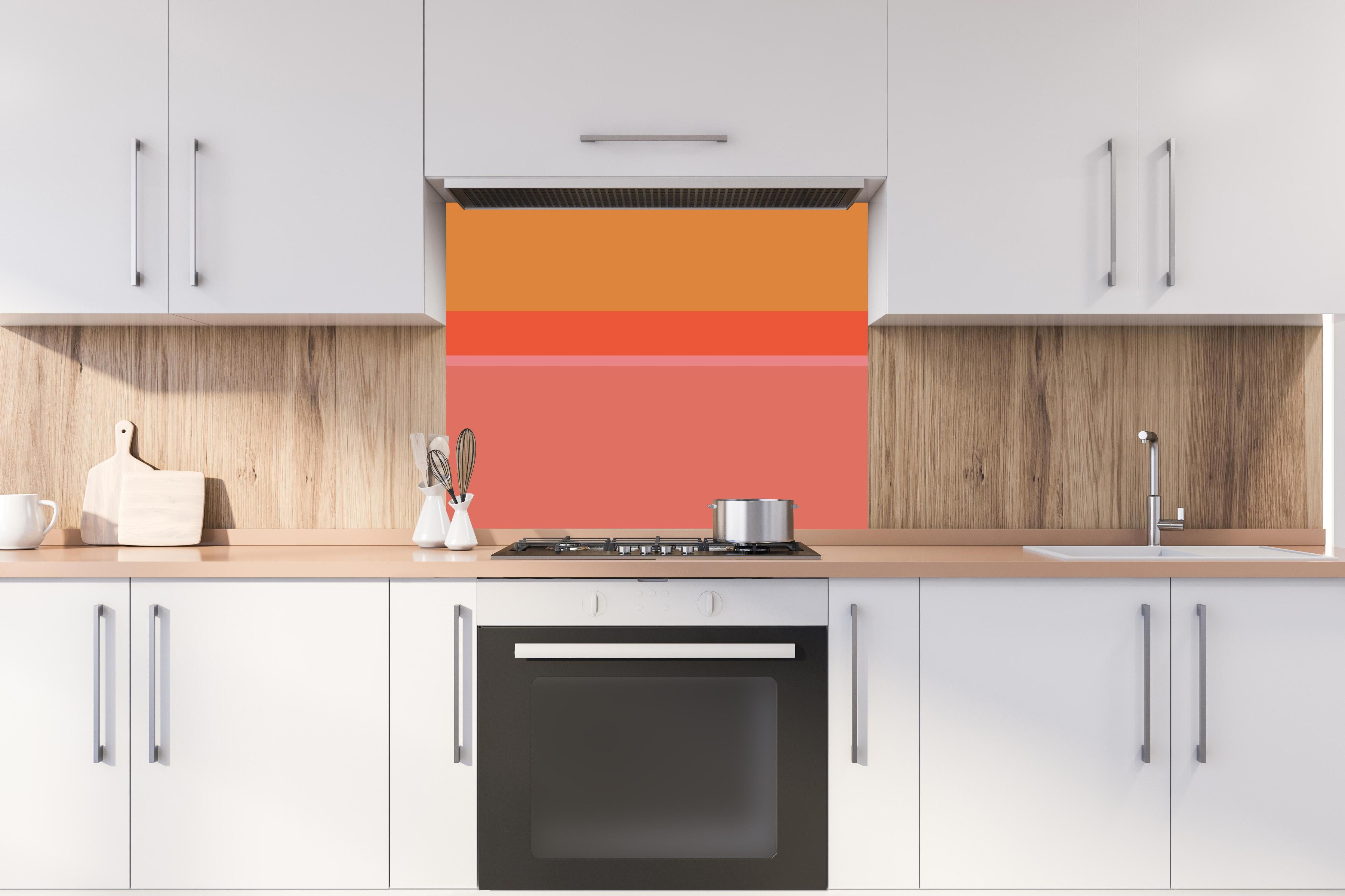 Spritzschutz - The Oranges - Horizontal - Salmon hinter einem Cerankochfeld zwischen Holz-Kochutensilien