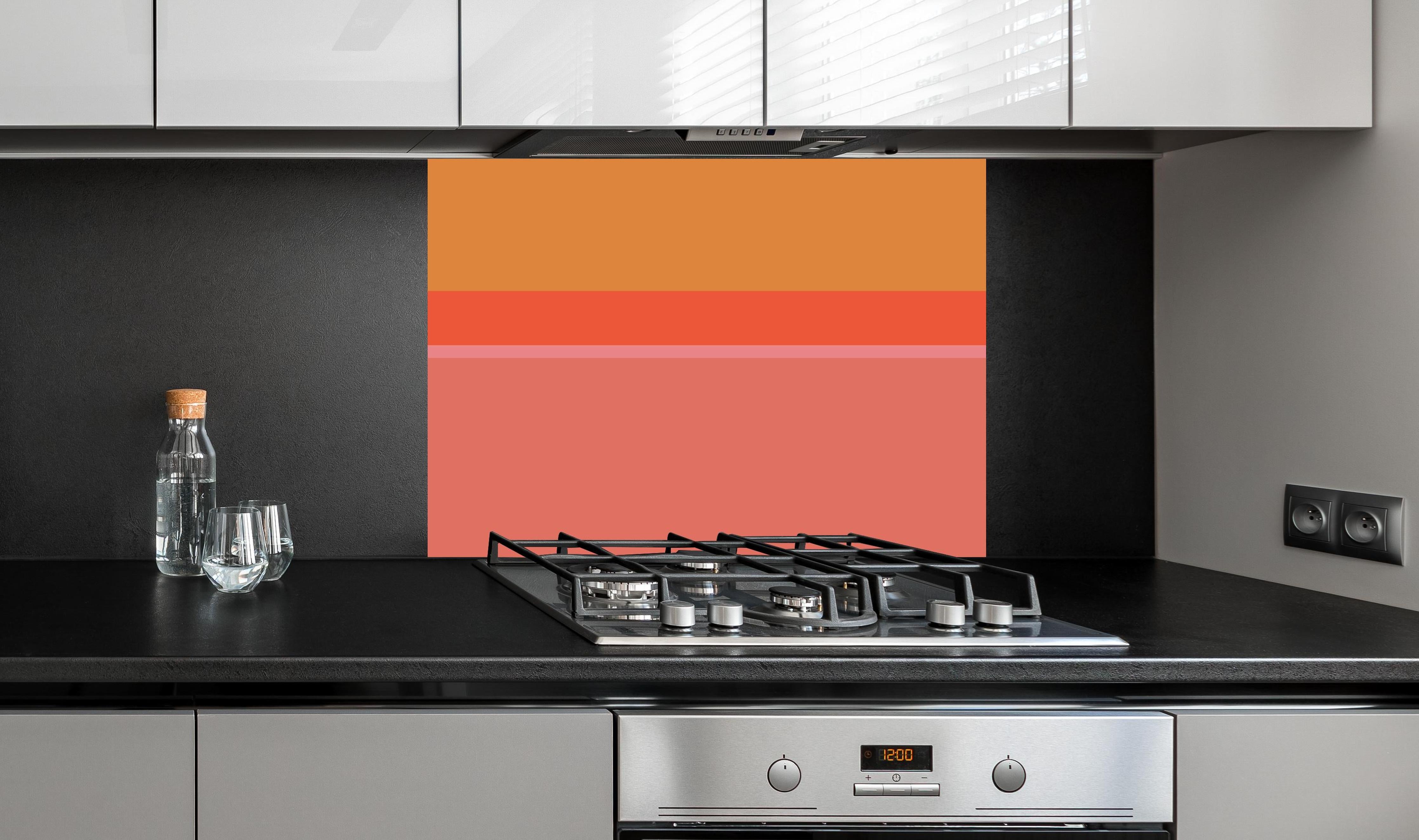 Spritzschutz - The Oranges - Horizontal - Salmon hinter einem Cerankochfeld zwischen Holz-Kochutensilien