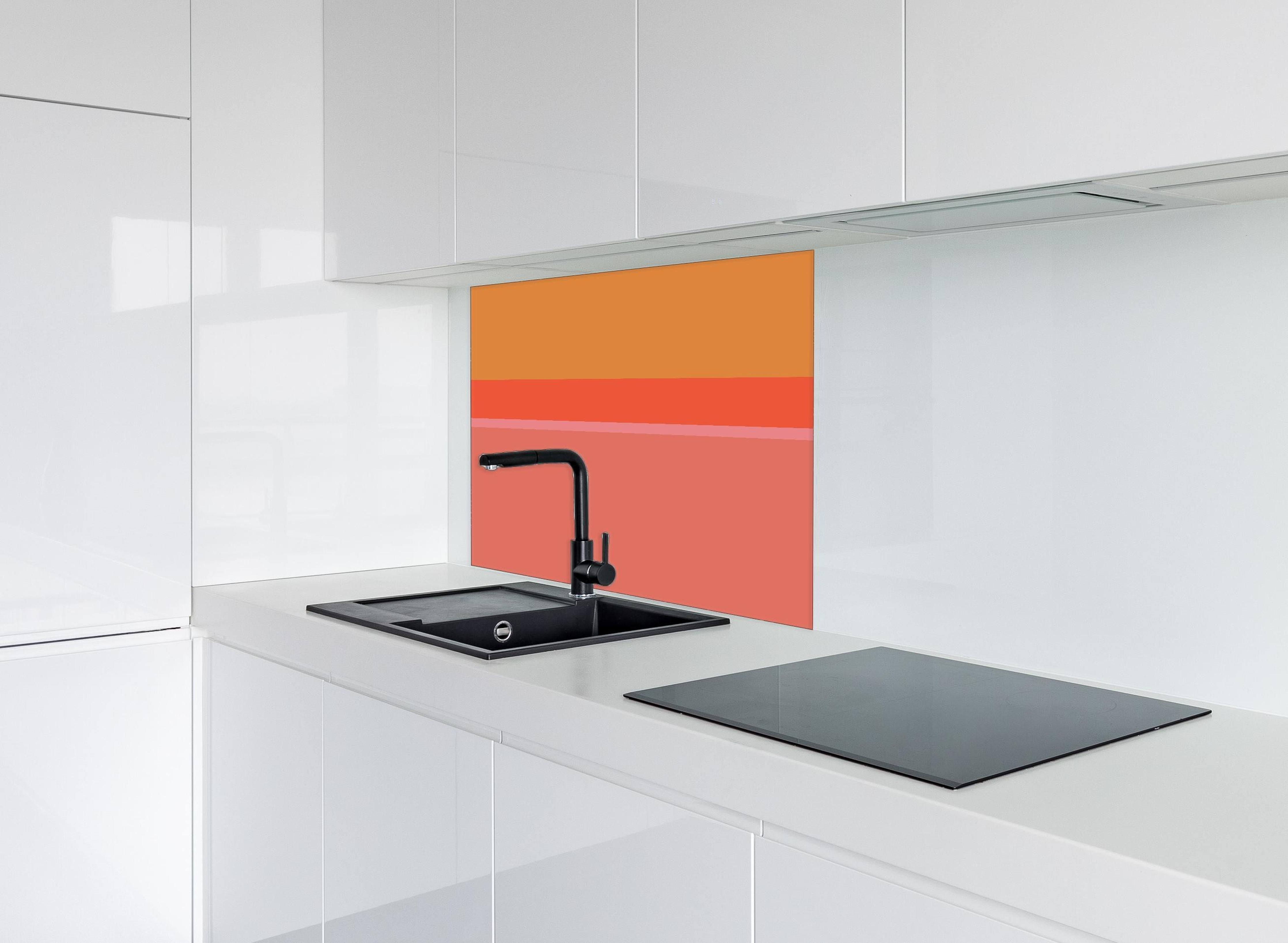 Spritzschutz - The Oranges - Horizontal - Salmon hinter einem Cerankochfeld zwischen Holz-Kochutensilien