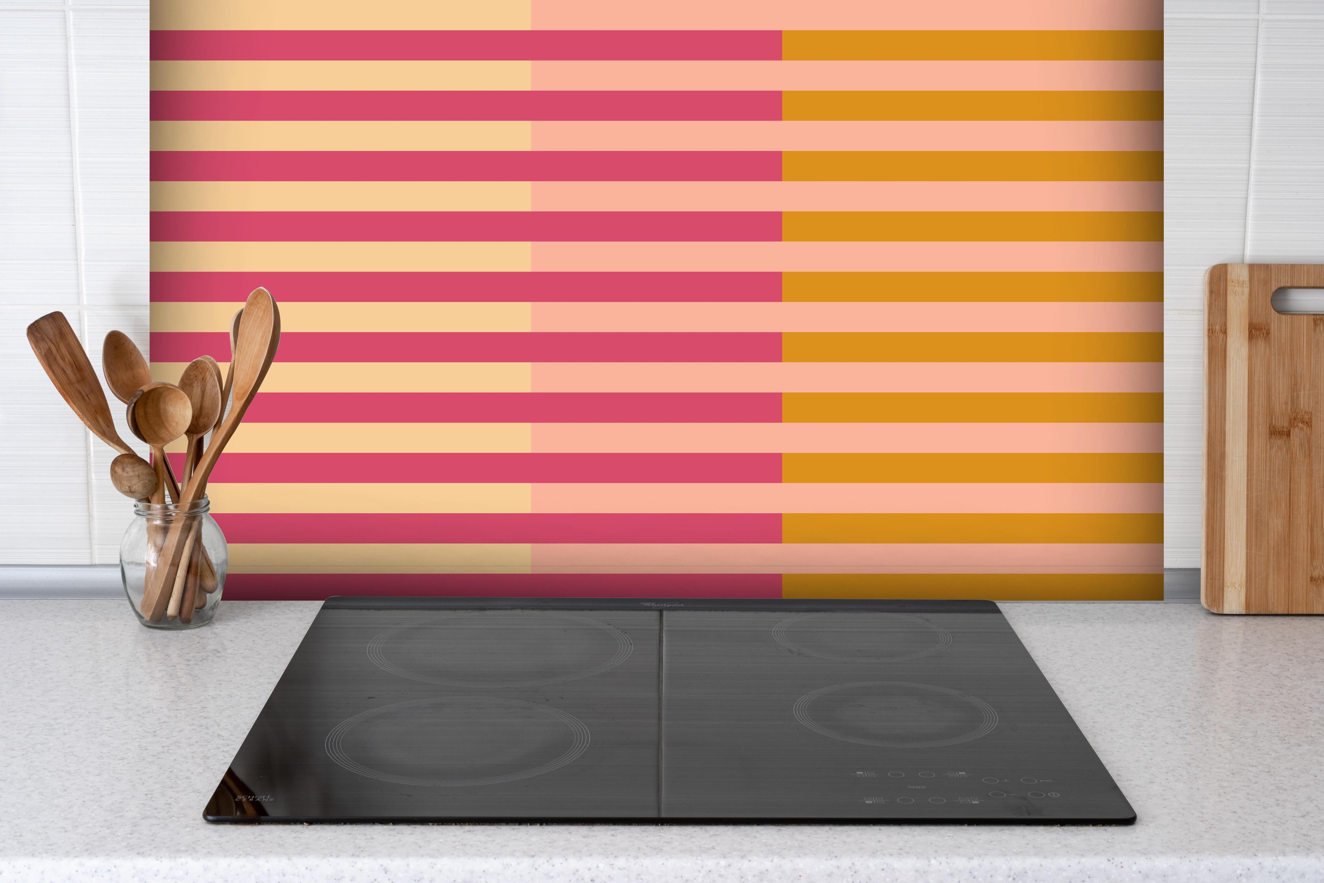 Spritzschutz - The Oranges - Multy Stripes - Cotton Candy hinter einem Cerankochfeld zwischen Holz-Kochutensilien