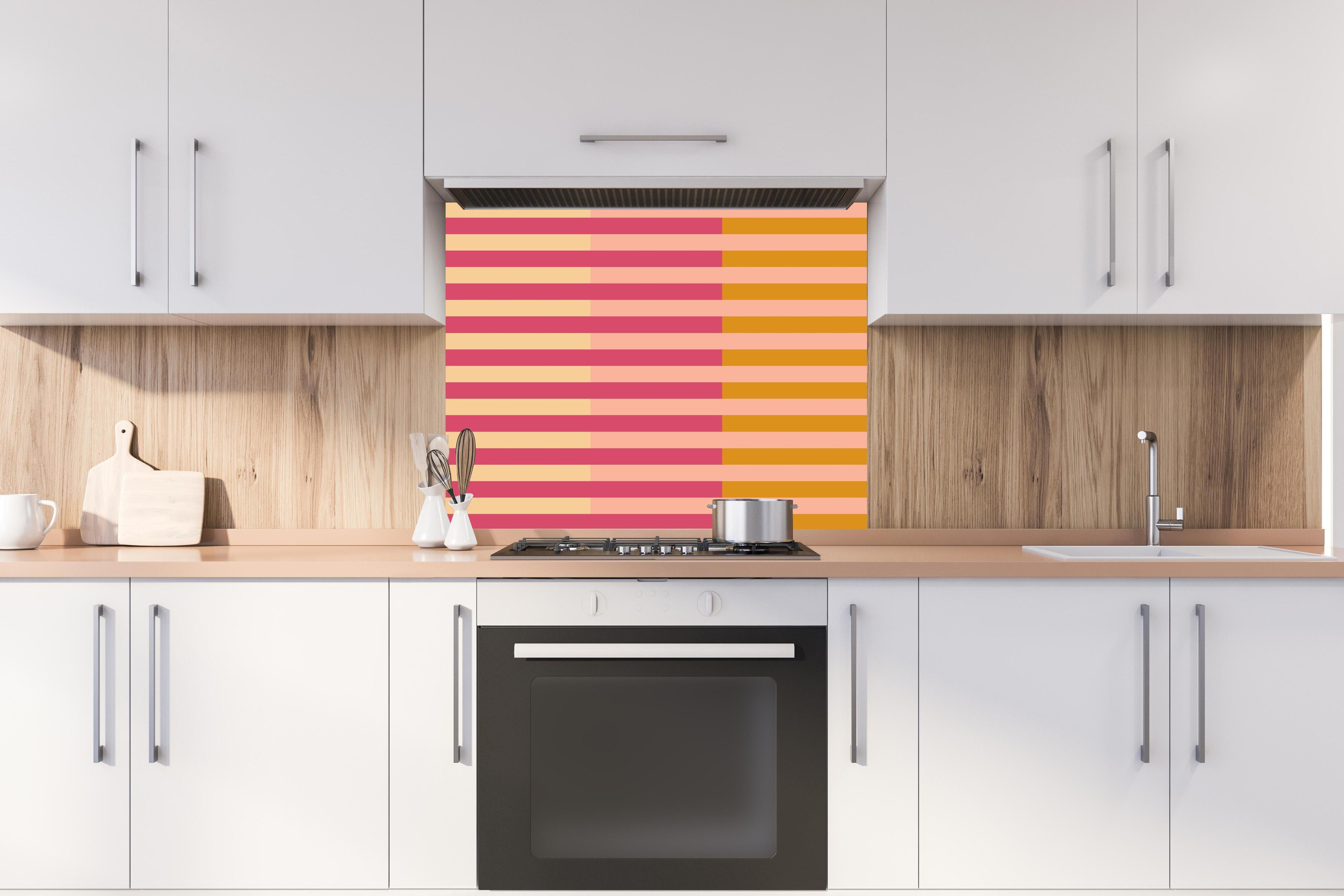 Spritzschutz - The Oranges - Multy Stripes - Cotton Candy hinter einem Cerankochfeld zwischen Holz-Kochutensilien