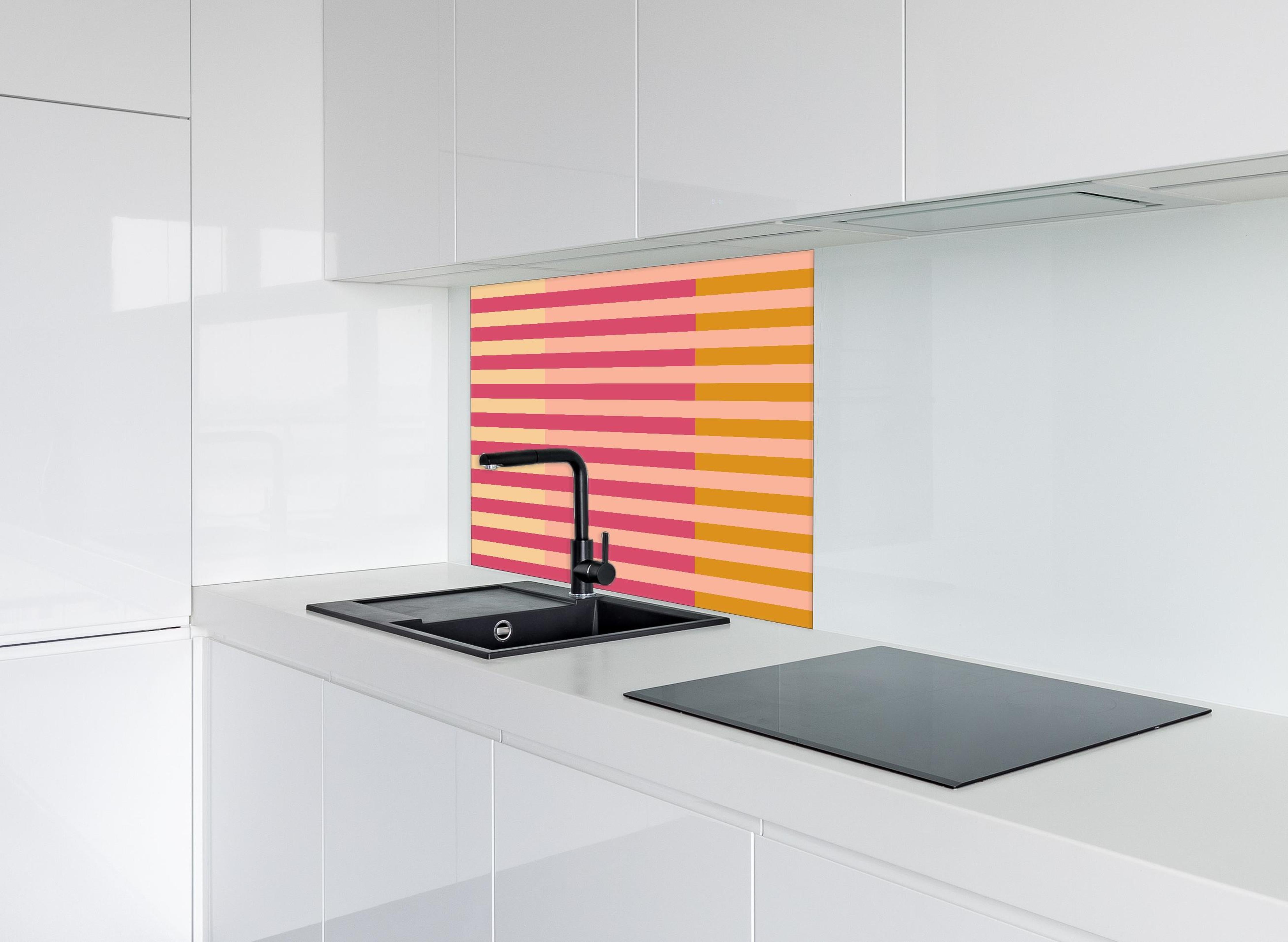 Spritzschutz - The Oranges - Multy Stripes - Cotton Candy hinter einem Cerankochfeld zwischen Holz-Kochutensilien