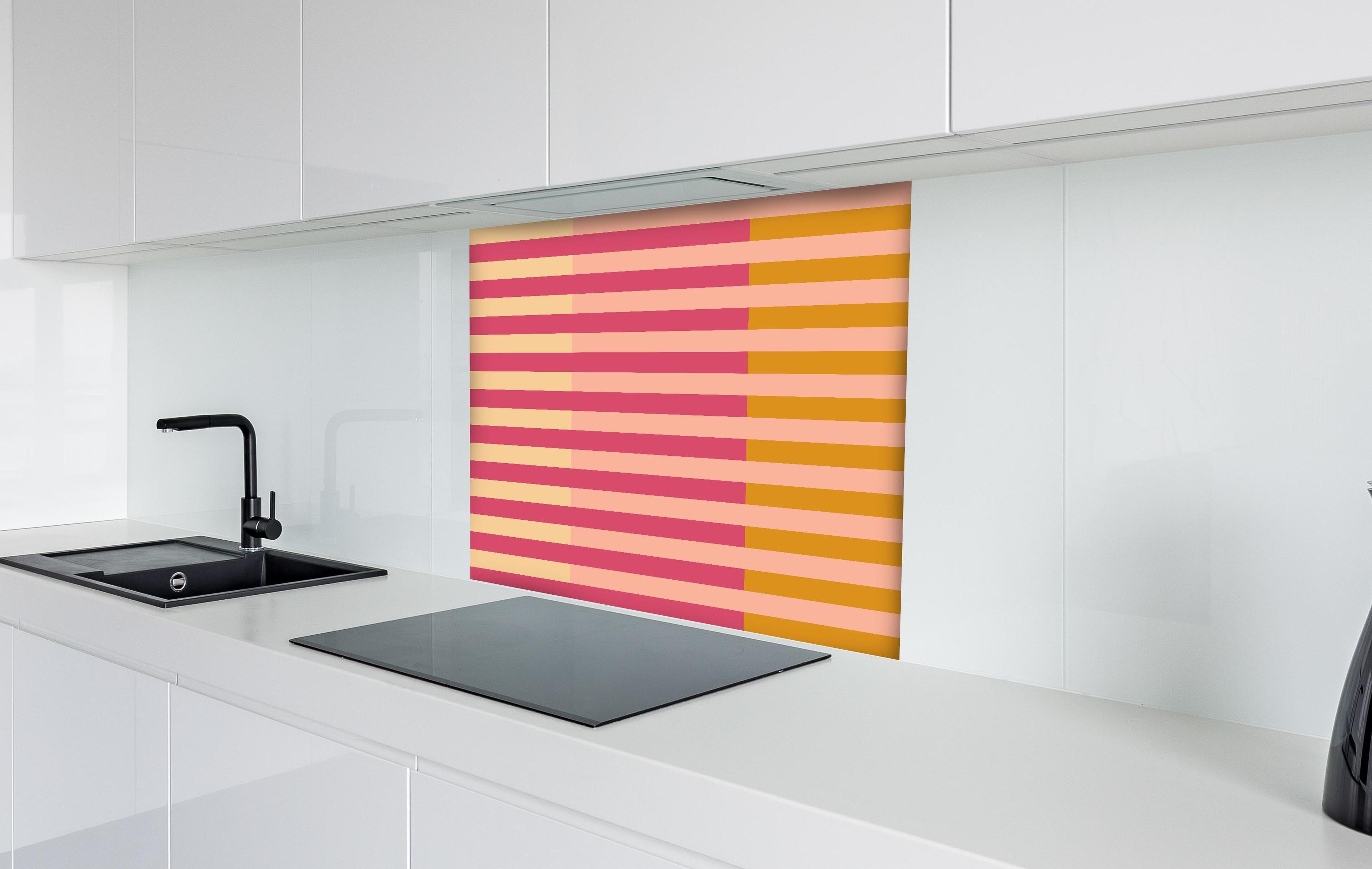 Spritzschutz - The Oranges - Multy Stripes - Cotton Candy hinter einem Cerankochfeld zwischen Holz-Kochutensilien
