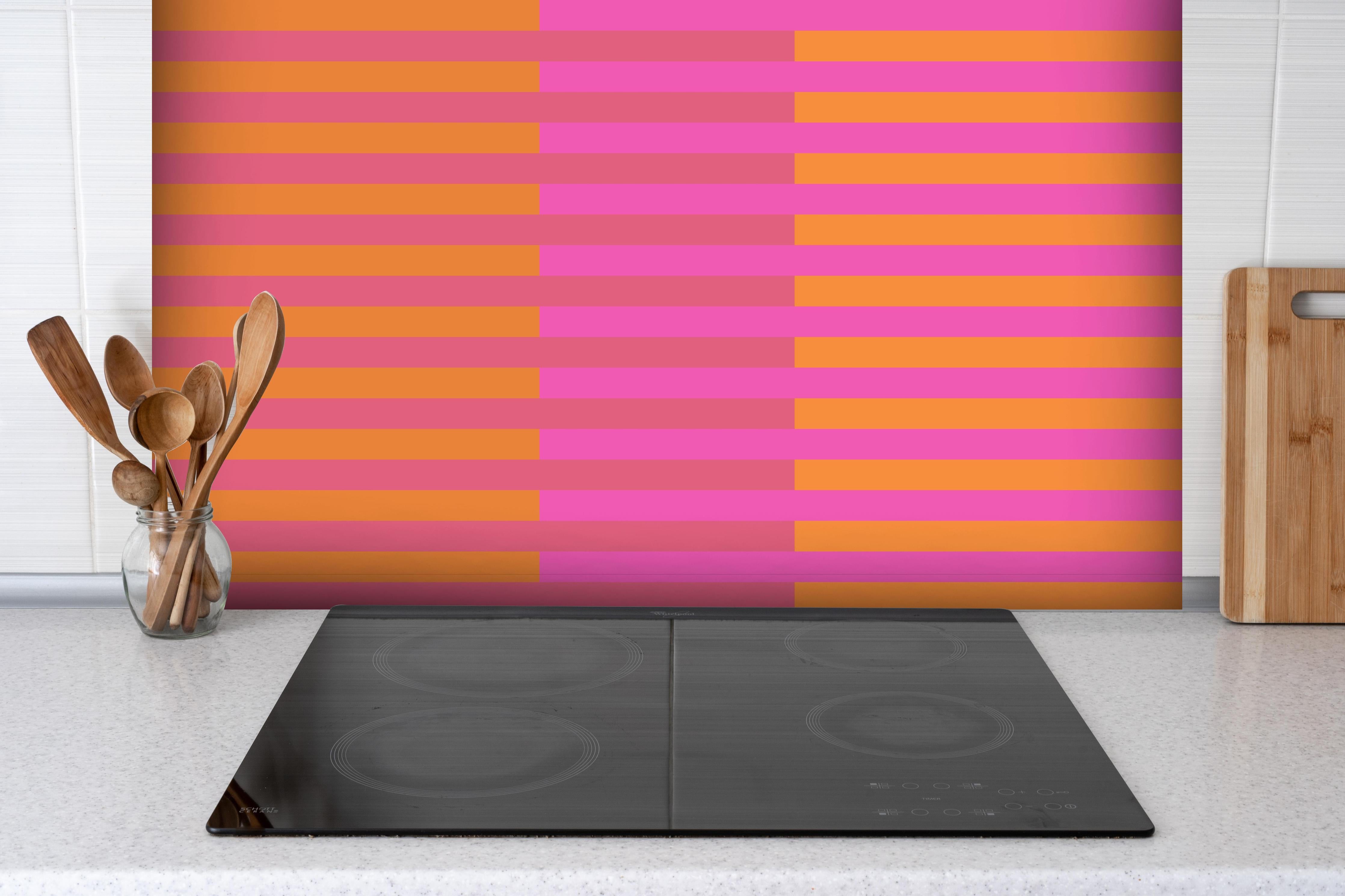Spritzschutz - The Oranges - Multy Stripes - Fuchsia hinter einem Cerankochfeld zwischen Holz-Kochutensilien