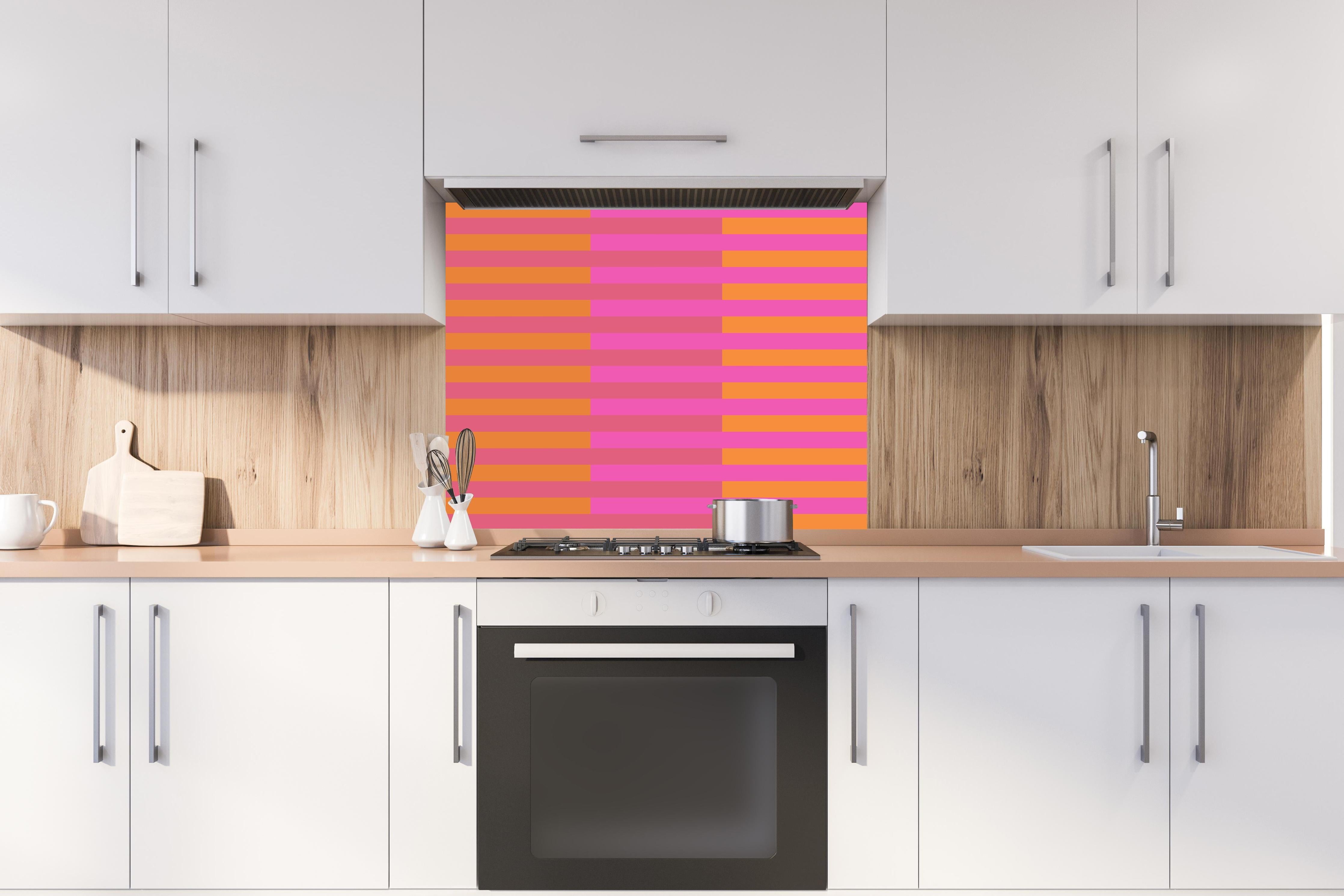 Spritzschutz - The Oranges - Multy Stripes - Fuchsia hinter einem Cerankochfeld zwischen Holz-Kochutensilien
