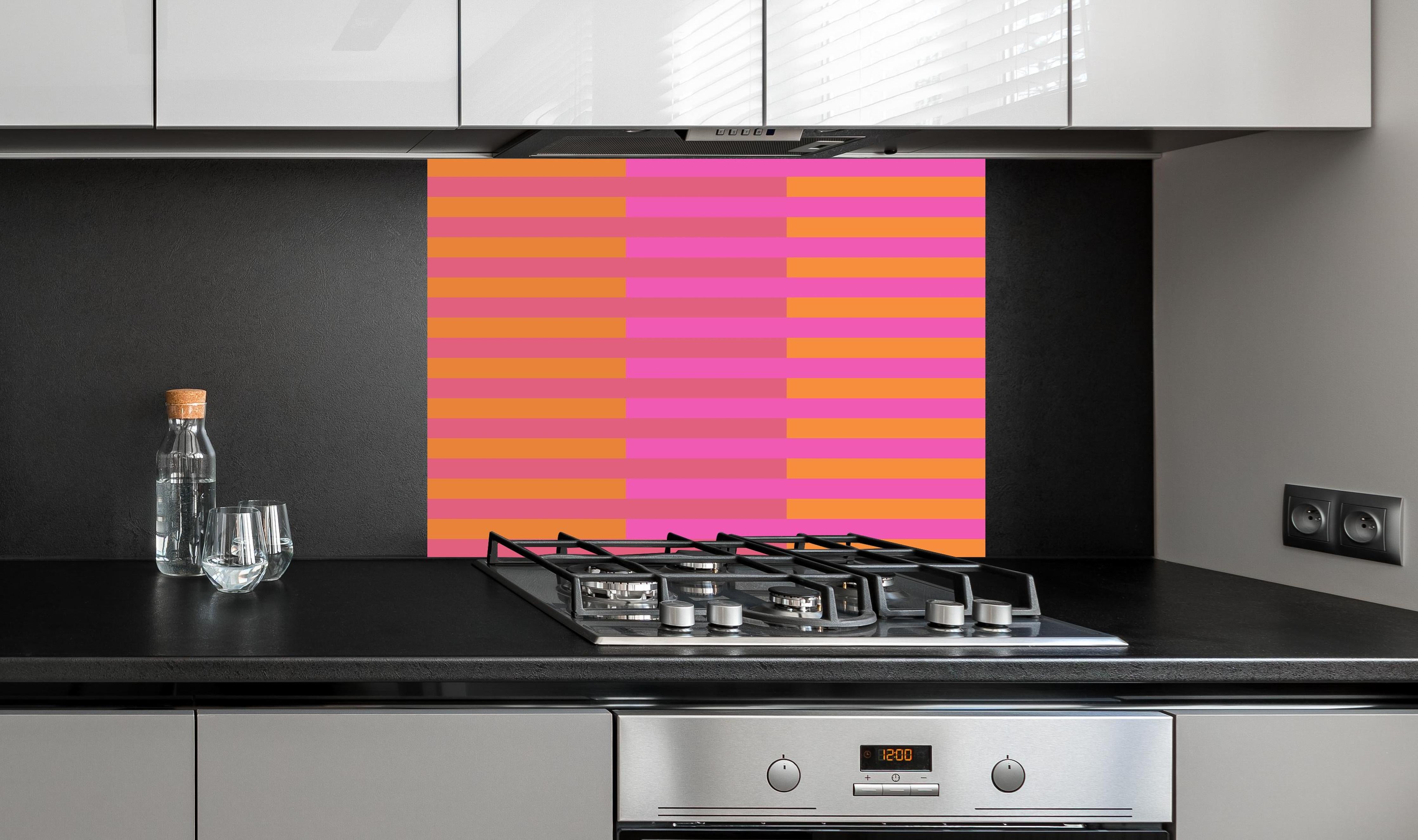 Spritzschutz - The Oranges - Multy Stripes - Fuchsia hinter einem Cerankochfeld zwischen Holz-Kochutensilien