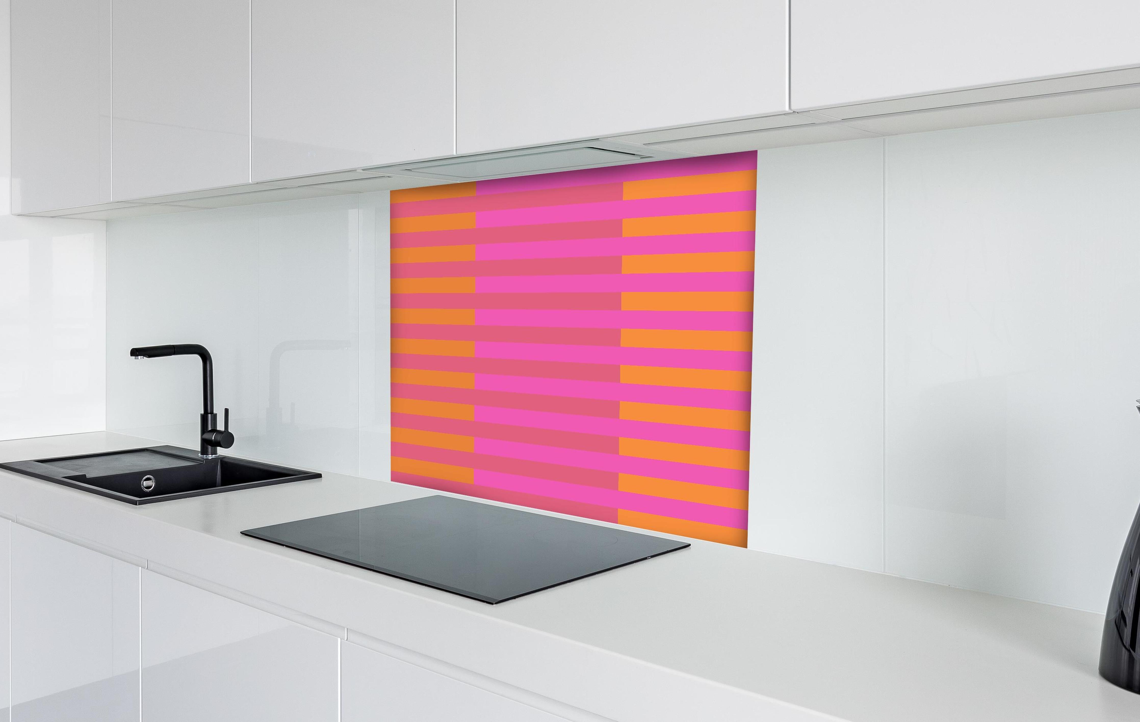 Spritzschutz - The Oranges - Multy Stripes - Fuchsia hinter einem Cerankochfeld zwischen Holz-Kochutensilien