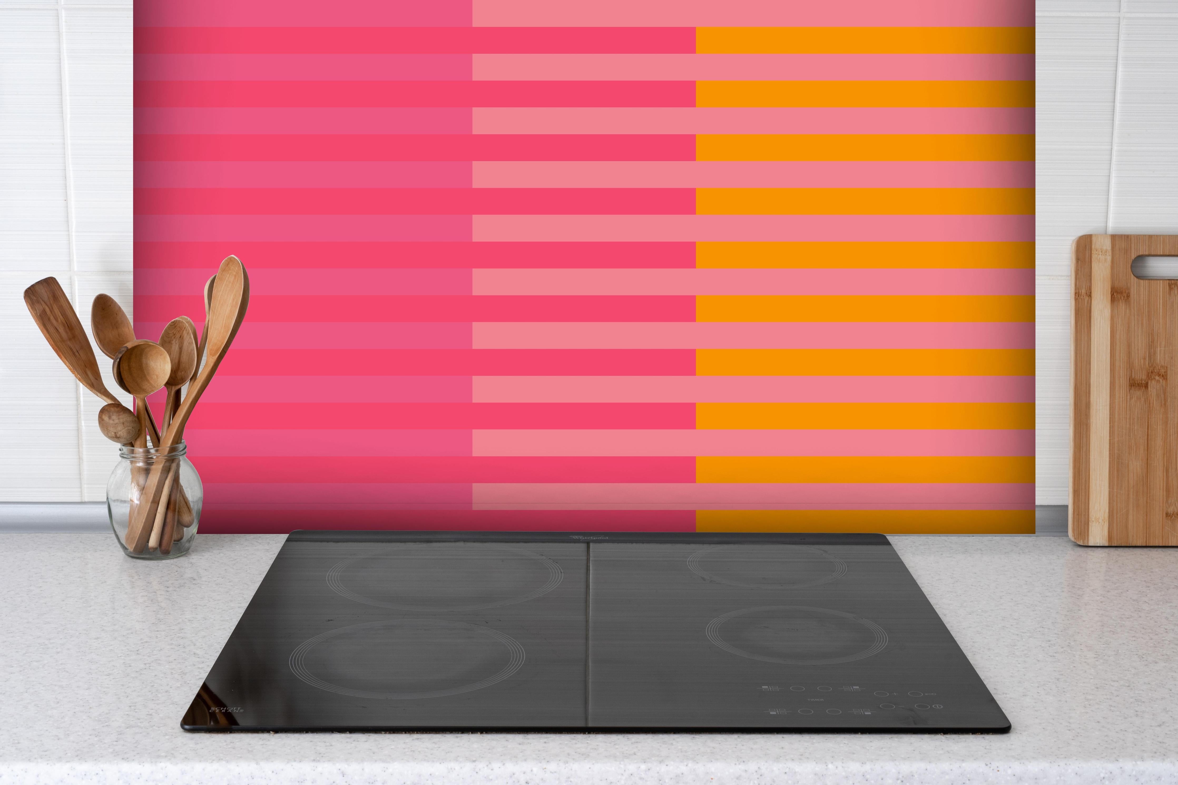 Spritzschutz - The Oranges - Multy Stripes - Raspberry hinter einem Cerankochfeld zwischen Holz-Kochutensilien