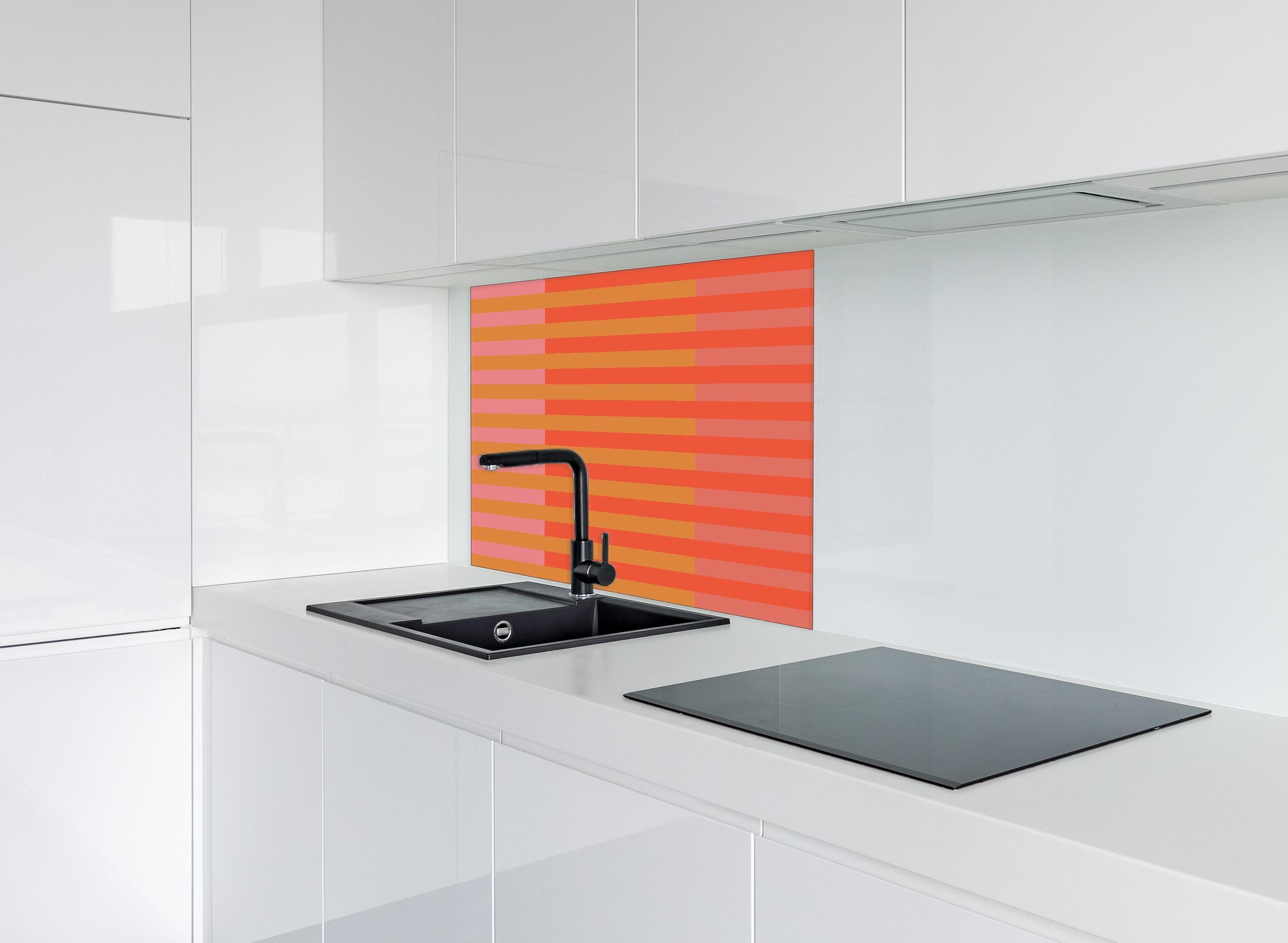 Spritzschutz - The Oranges - Multy Stripes - Salmon hinter einem Cerankochfeld zwischen Holz-Kochutensilien