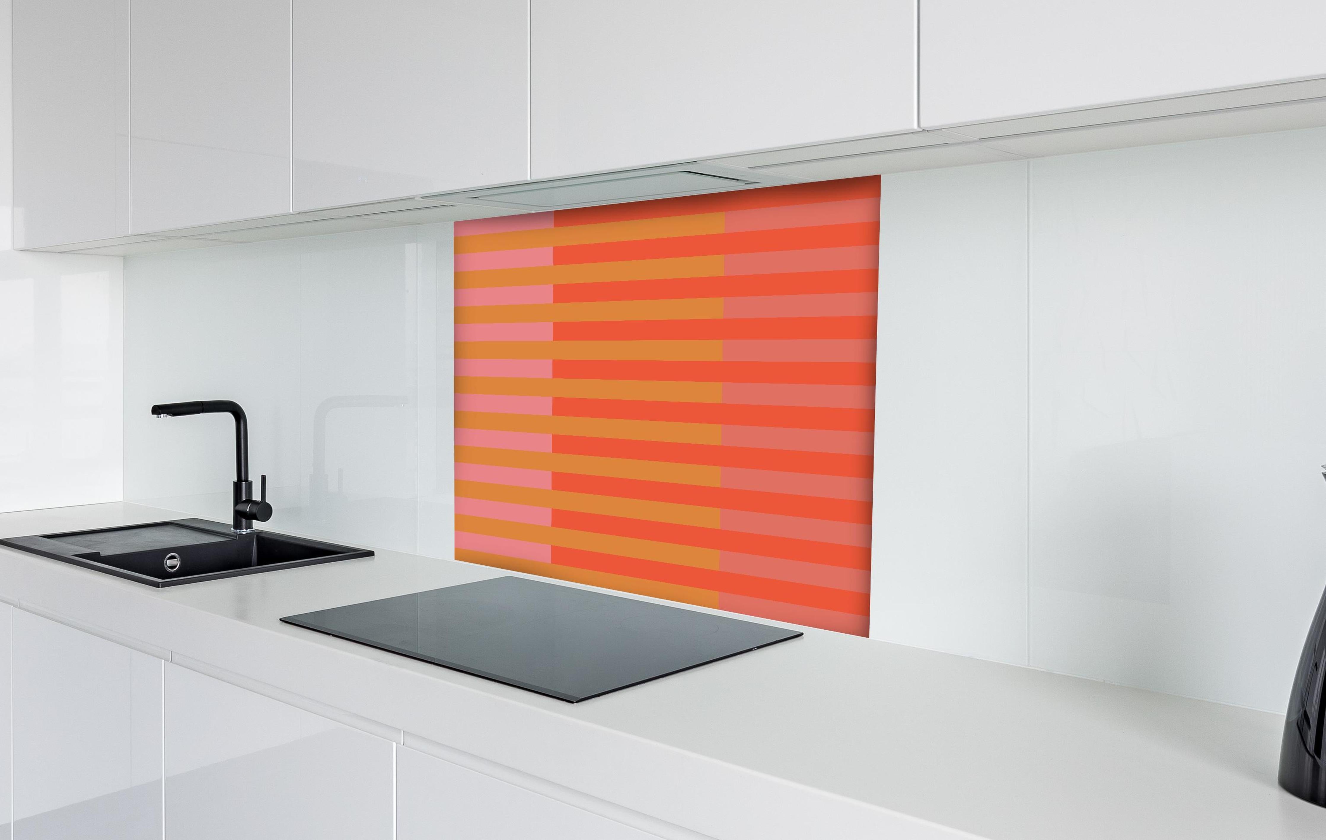 Spritzschutz - The Oranges - Multy Stripes - Salmon hinter einem Cerankochfeld zwischen Holz-Kochutensilien