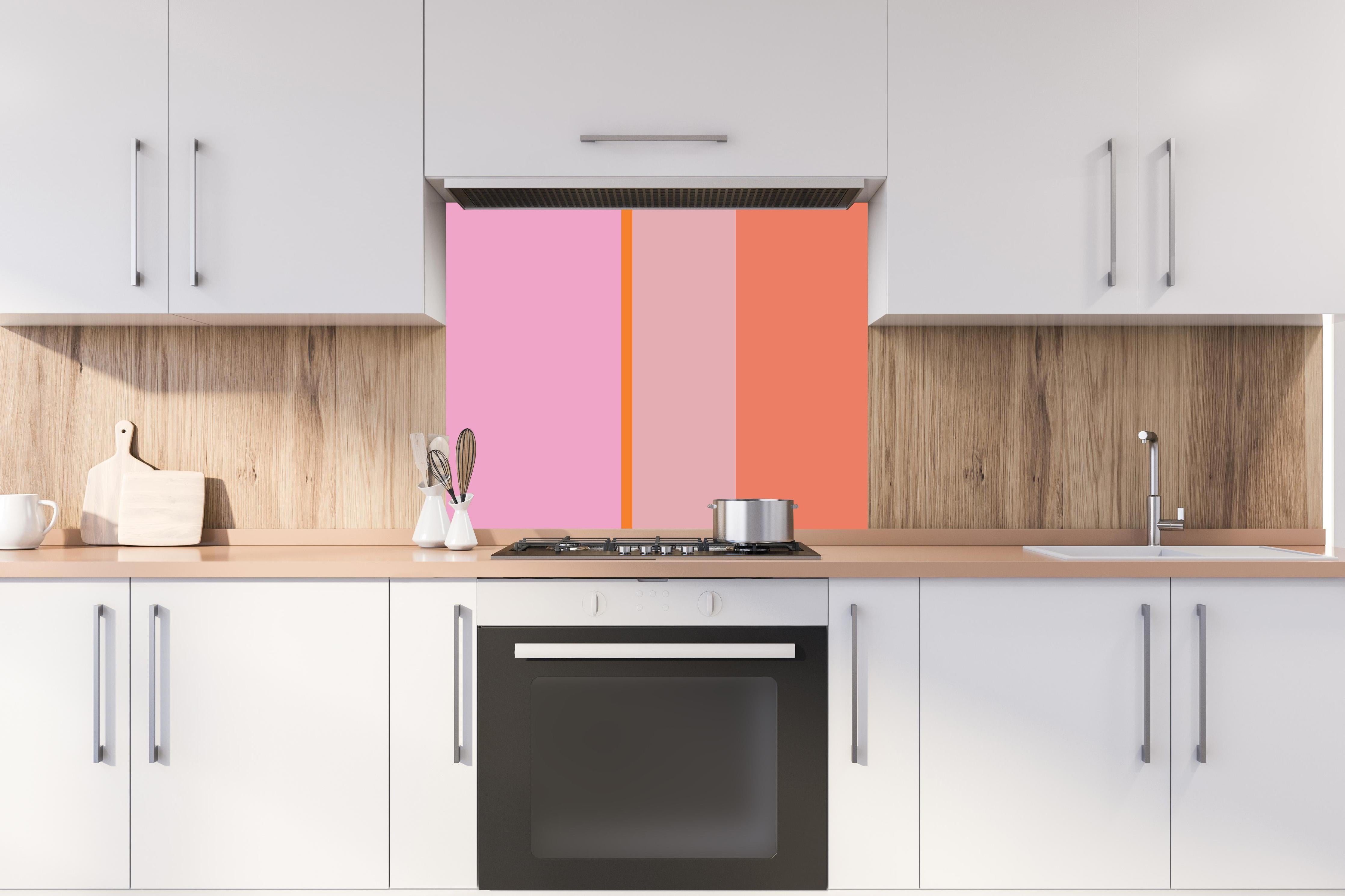 Spritzschutz - The Oranges - Vertical - Coral hinter einem Cerankochfeld zwischen Holz-Kochutensilien