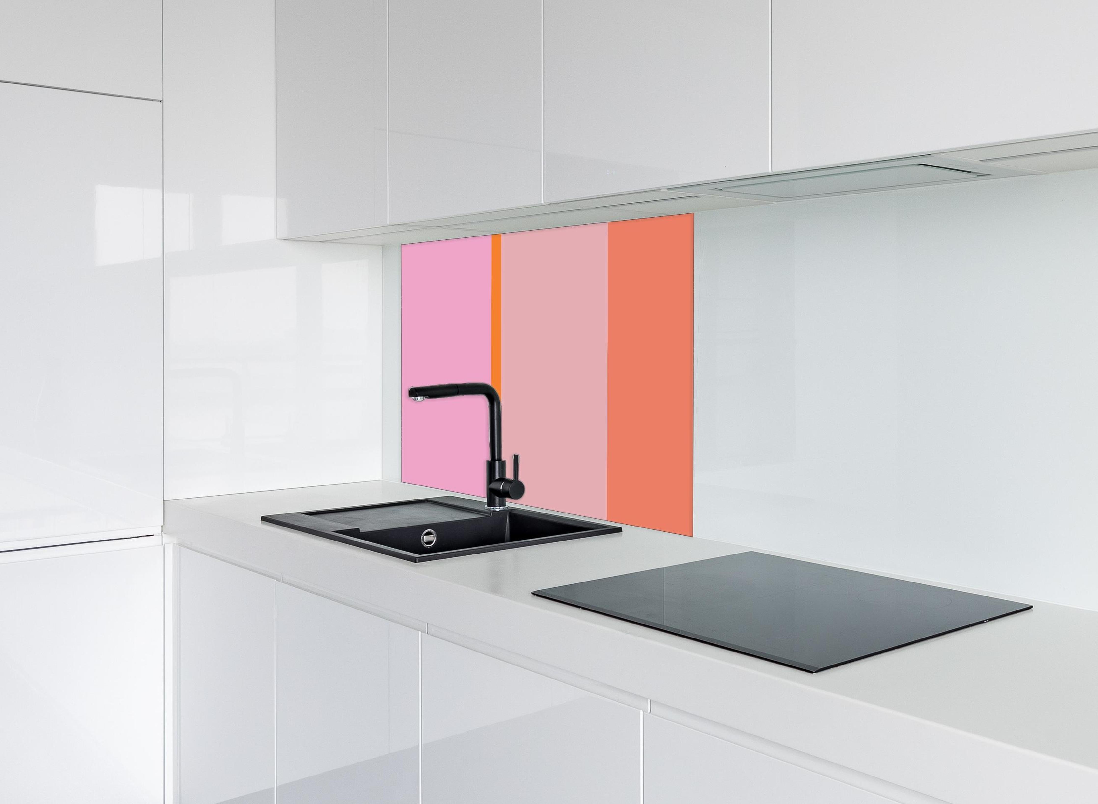 Spritzschutz - The Oranges - Vertical - Coral hinter einem Cerankochfeld zwischen Holz-Kochutensilien