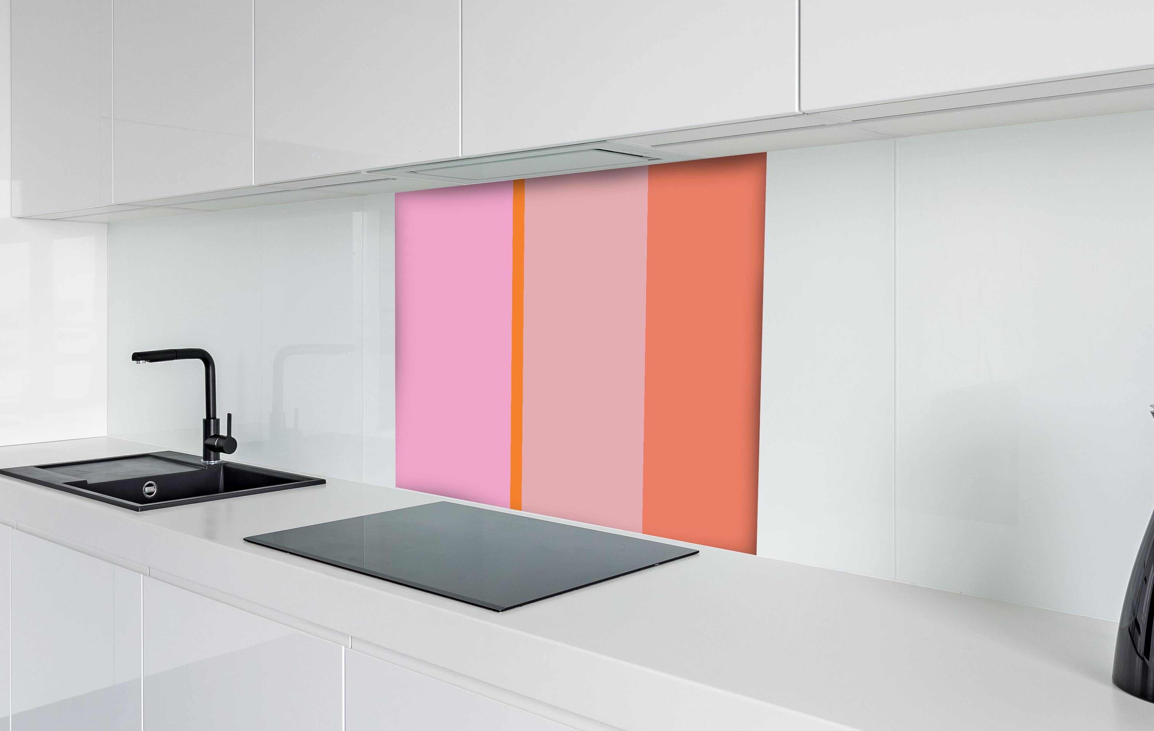 Spritzschutz - The Oranges - Vertical - Coral hinter einem Cerankochfeld zwischen Holz-Kochutensilien