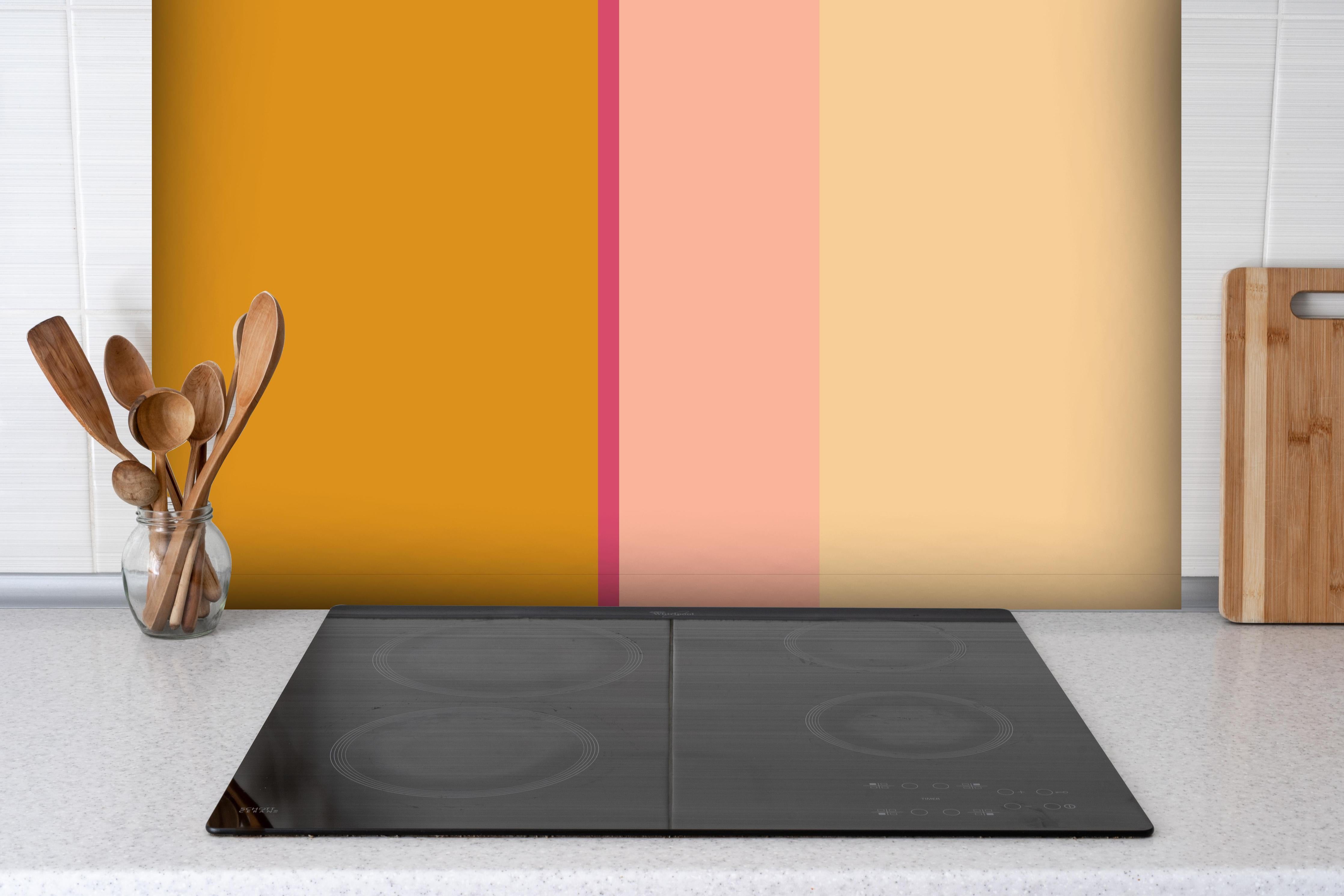 Spritzschutz - The Oranges - Vertical - Cotton Candy hinter einem Cerankochfeld zwischen Holz-Kochutensilien