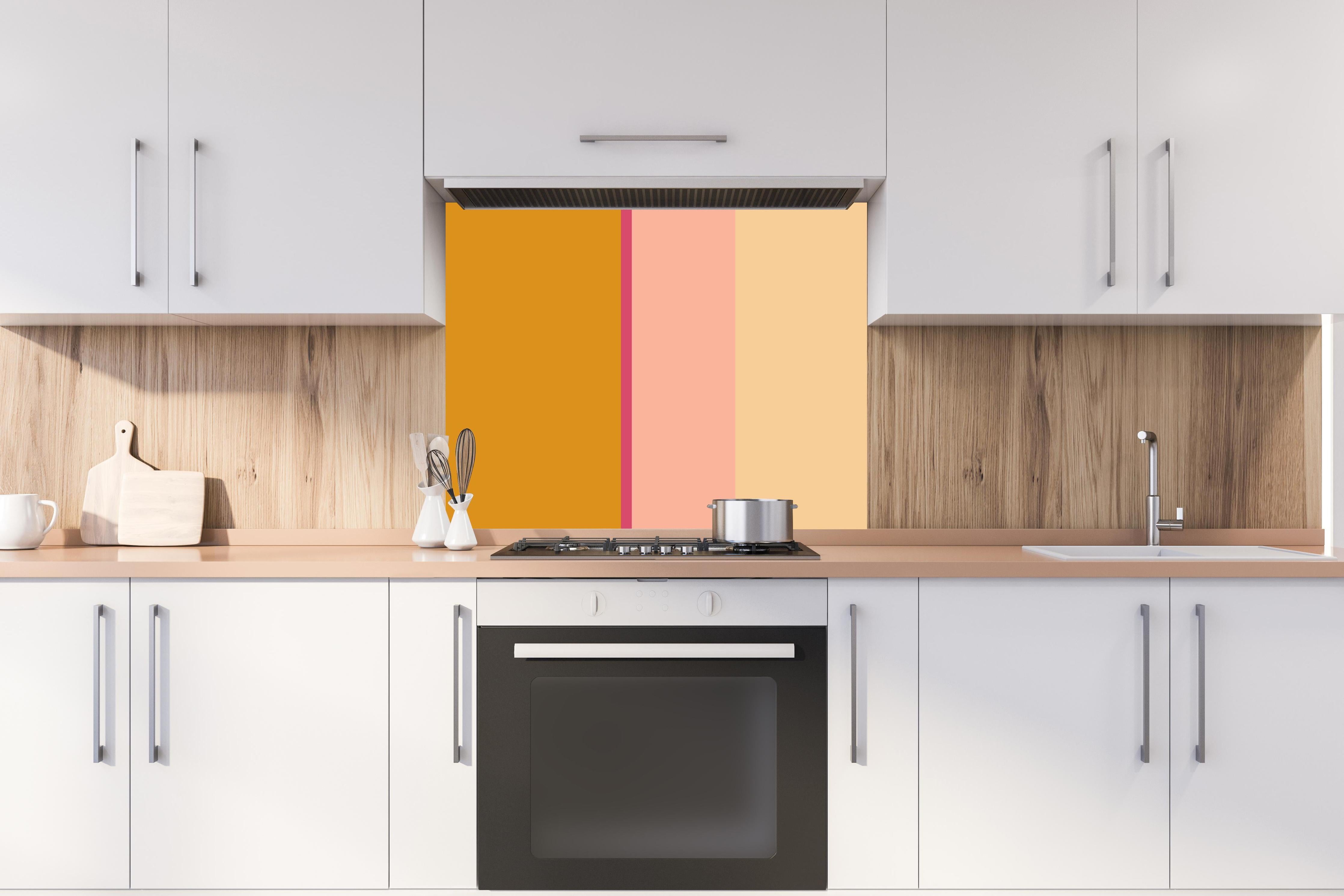 Spritzschutz - The Oranges - Vertical - Cotton Candy hinter einem Cerankochfeld zwischen Holz-Kochutensilien