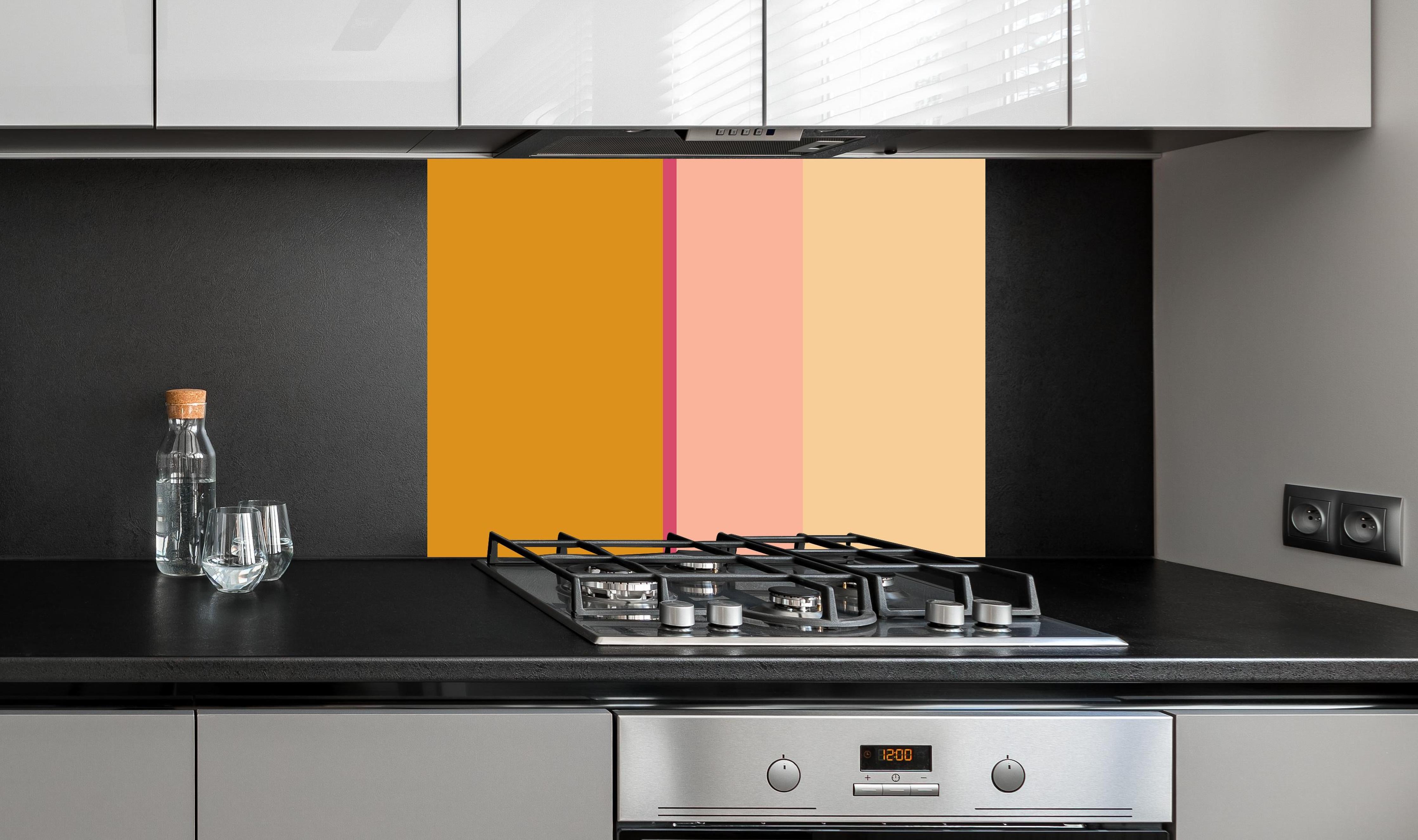 Spritzschutz - The Oranges - Vertical - Cotton Candy hinter einem Cerankochfeld zwischen Holz-Kochutensilien