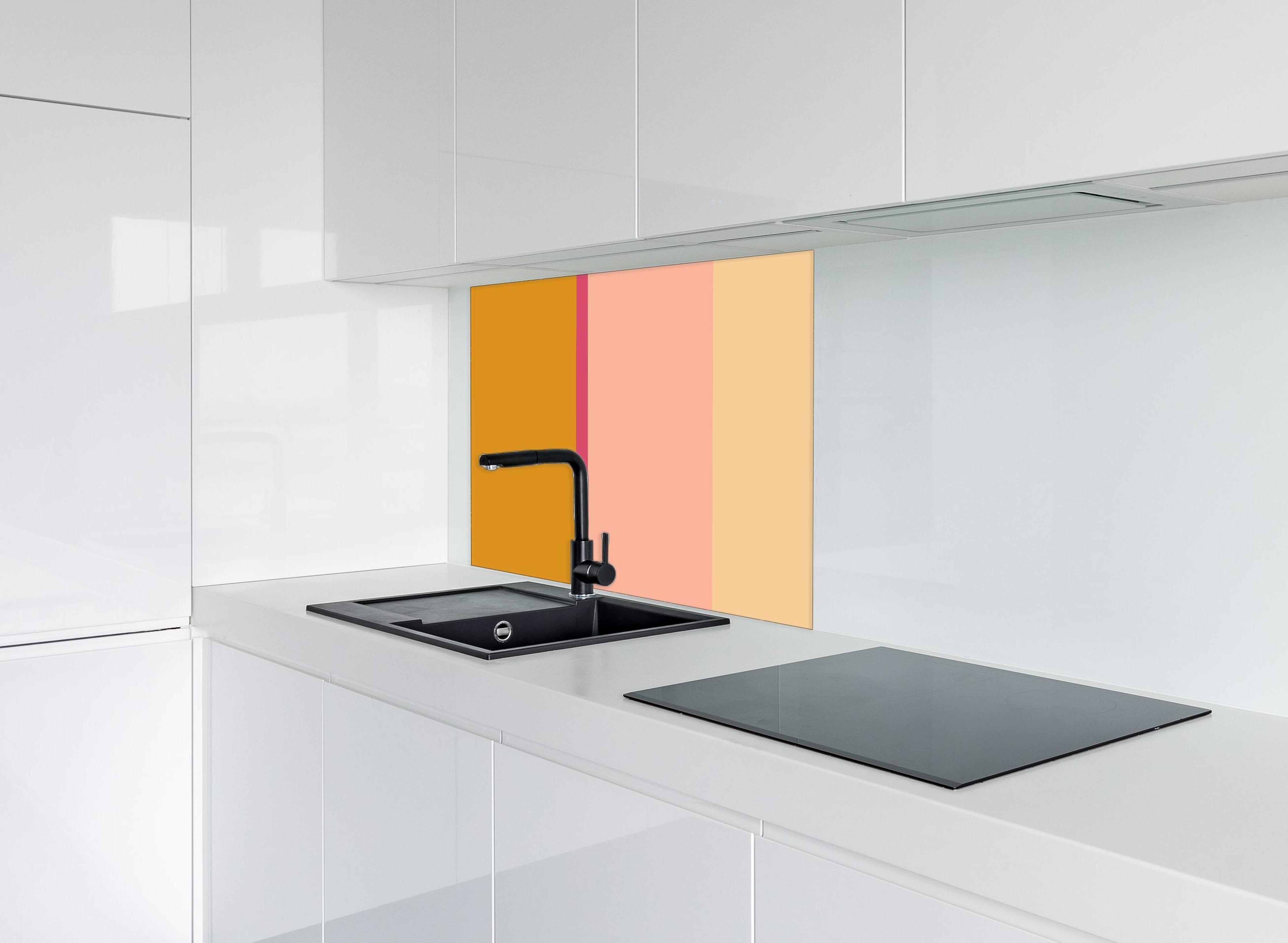 Spritzschutz - The Oranges - Vertical - Cotton Candy hinter einem Cerankochfeld zwischen Holz-Kochutensilien