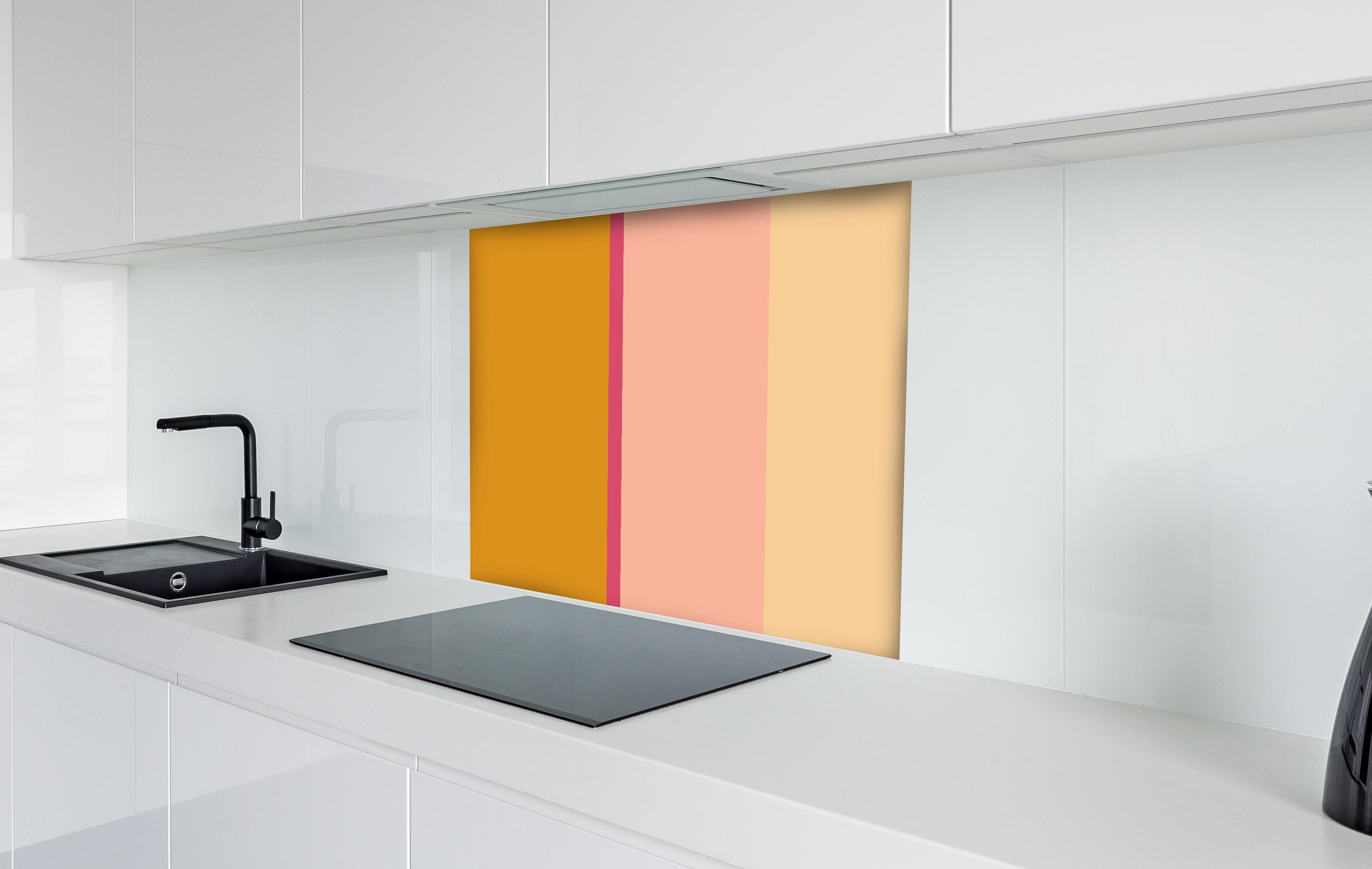 Spritzschutz - The Oranges - Vertical - Cotton Candy hinter einem Cerankochfeld zwischen Holz-Kochutensilien