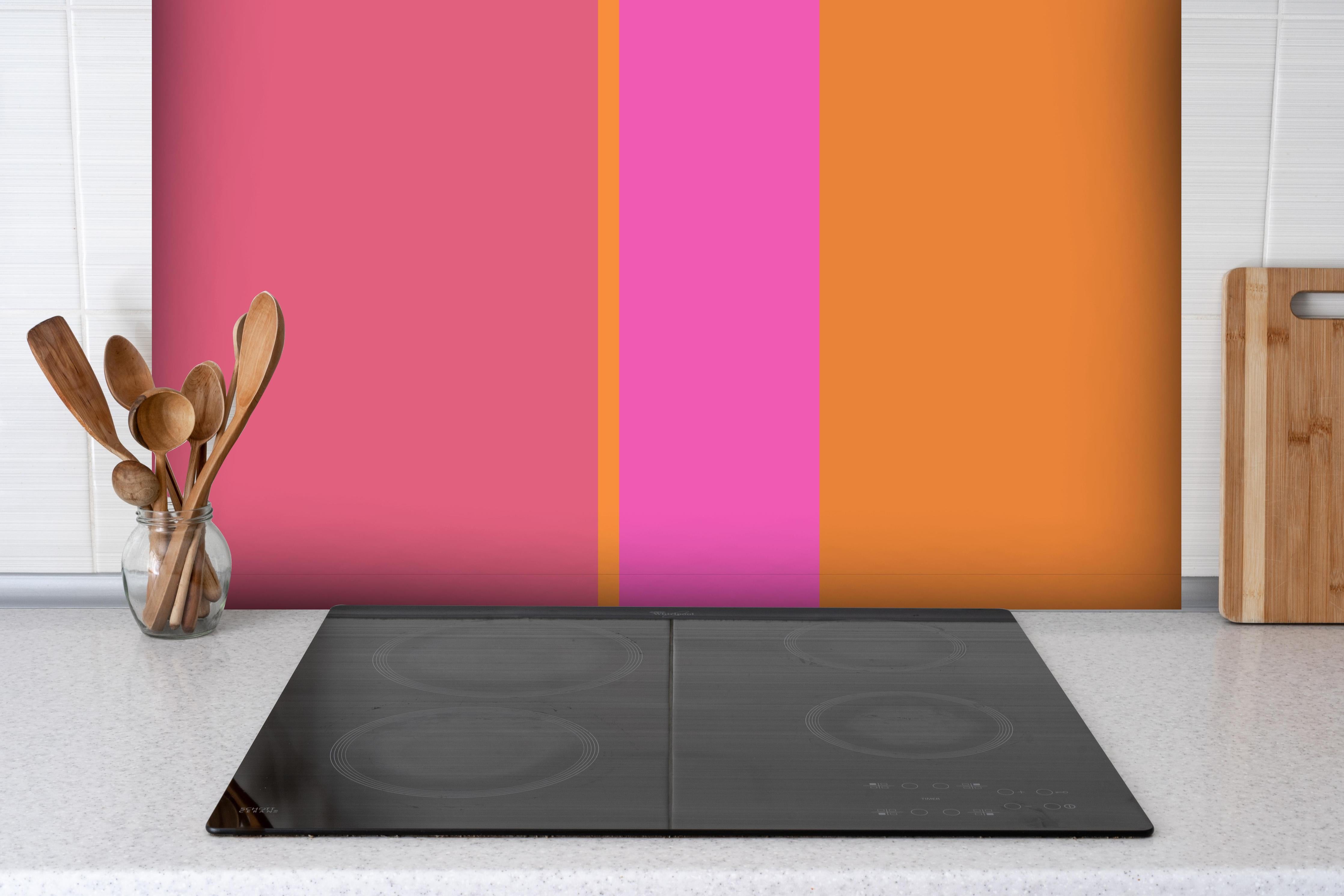 Spritzschutz - The Oranges - Vertical - Fuchsia hinter einem Cerankochfeld zwischen Holz-Kochutensilien