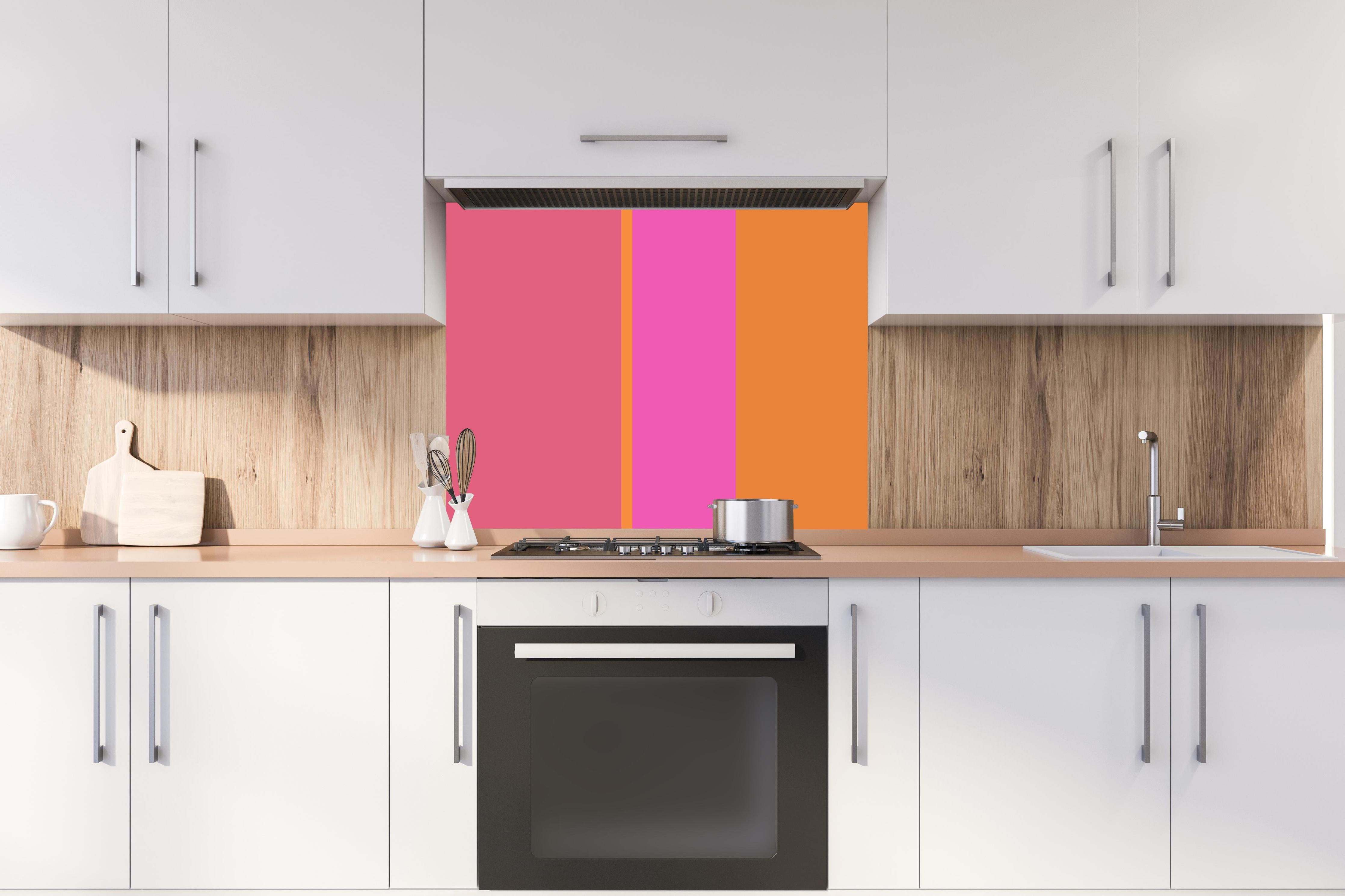 Spritzschutz - The Oranges - Vertical - Fuchsia hinter einem Cerankochfeld zwischen Holz-Kochutensilien