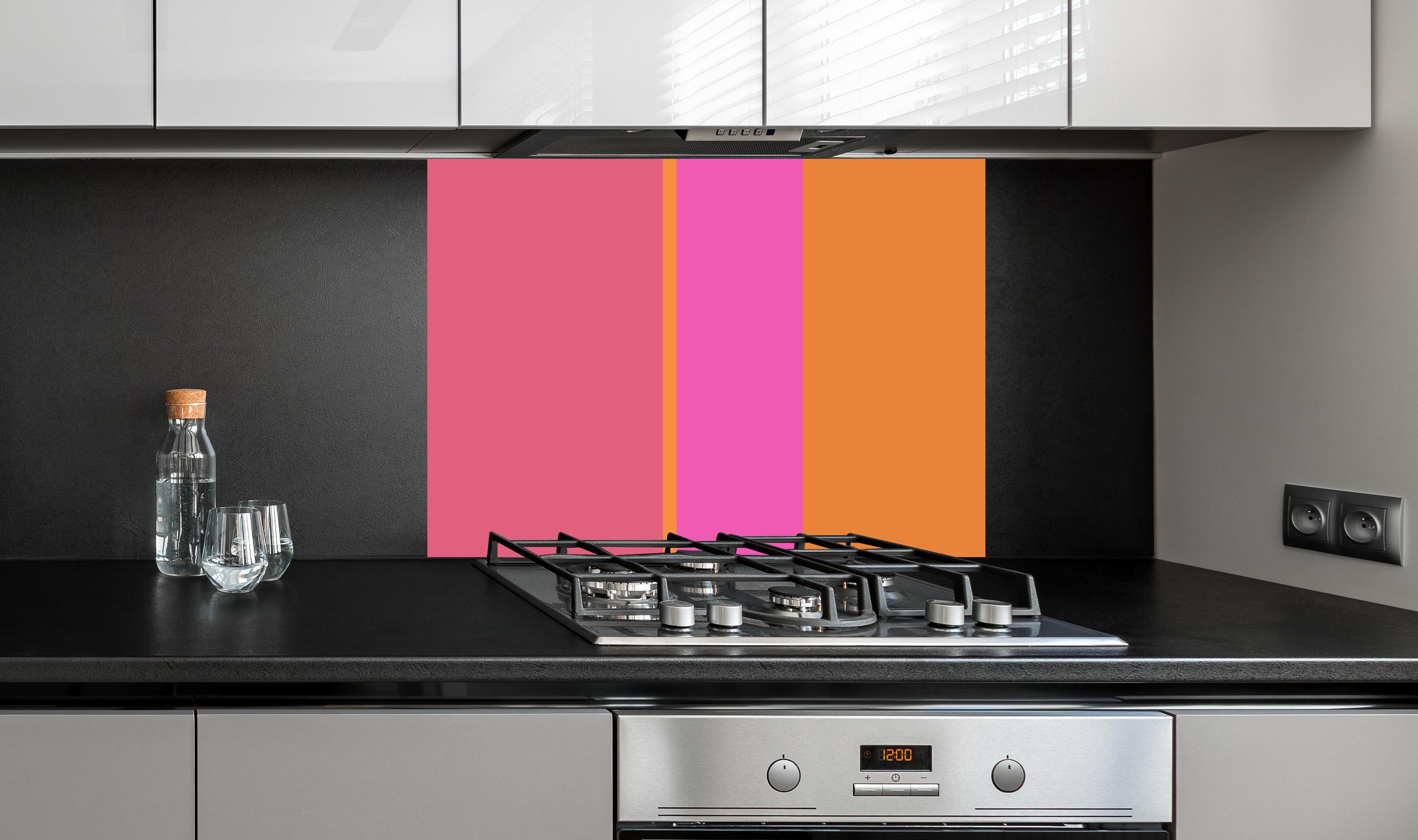 Spritzschutz - The Oranges - Vertical - Fuchsia hinter einem Cerankochfeld zwischen Holz-Kochutensilien