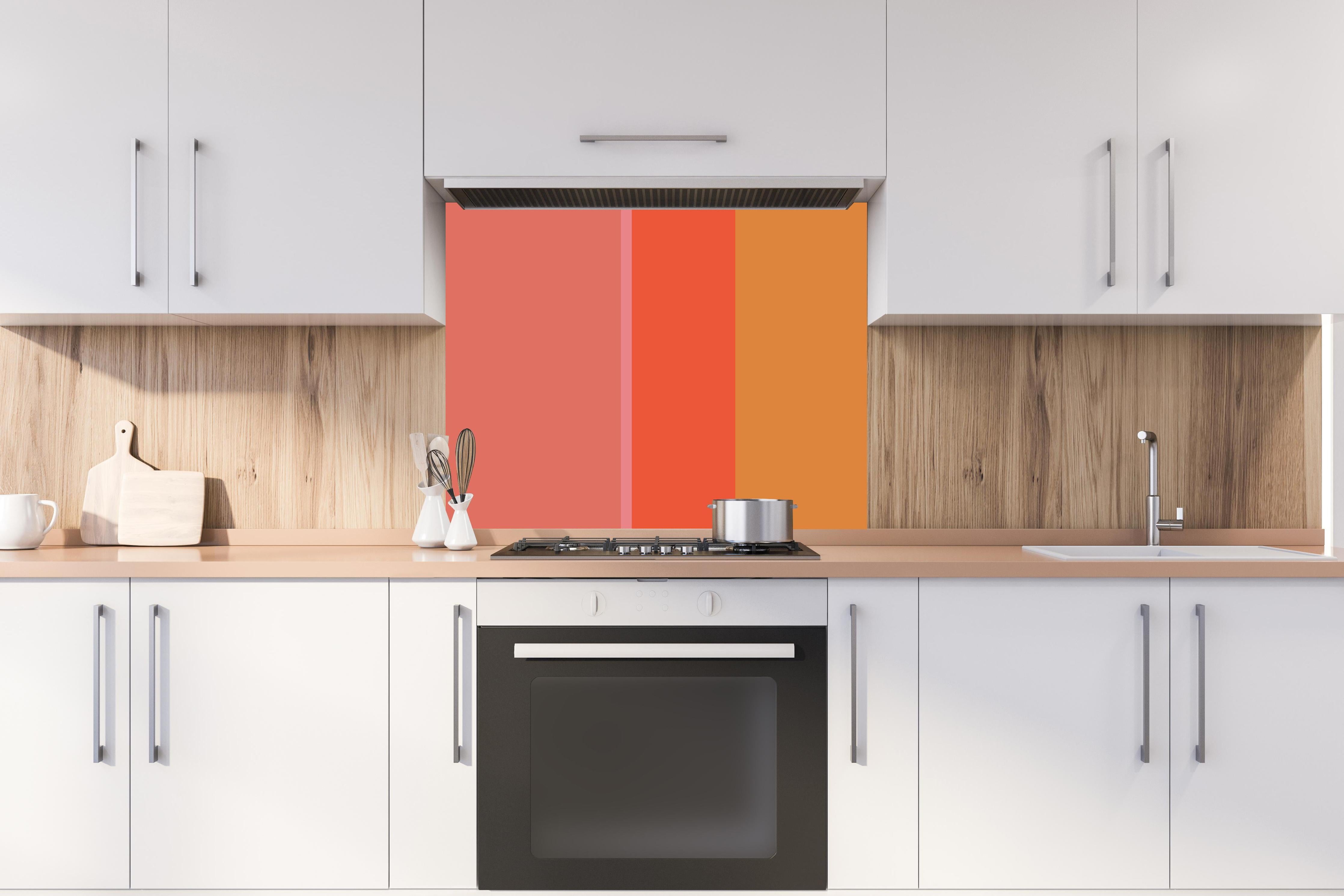 Spritzschutz - The Oranges - Vertical - Salmon hinter einem Cerankochfeld zwischen Holz-Kochutensilien