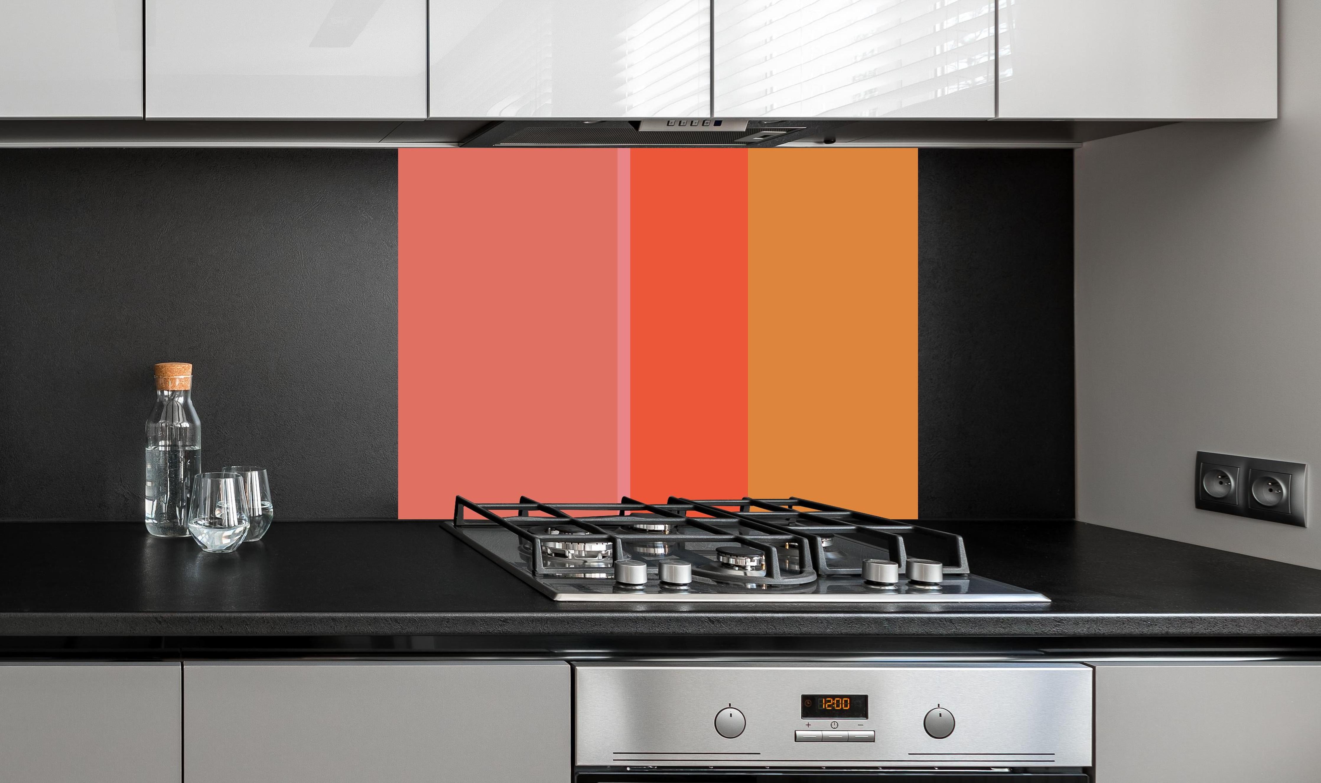 Spritzschutz - The Oranges - Vertical - Salmon hinter einem Cerankochfeld zwischen Holz-Kochutensilien