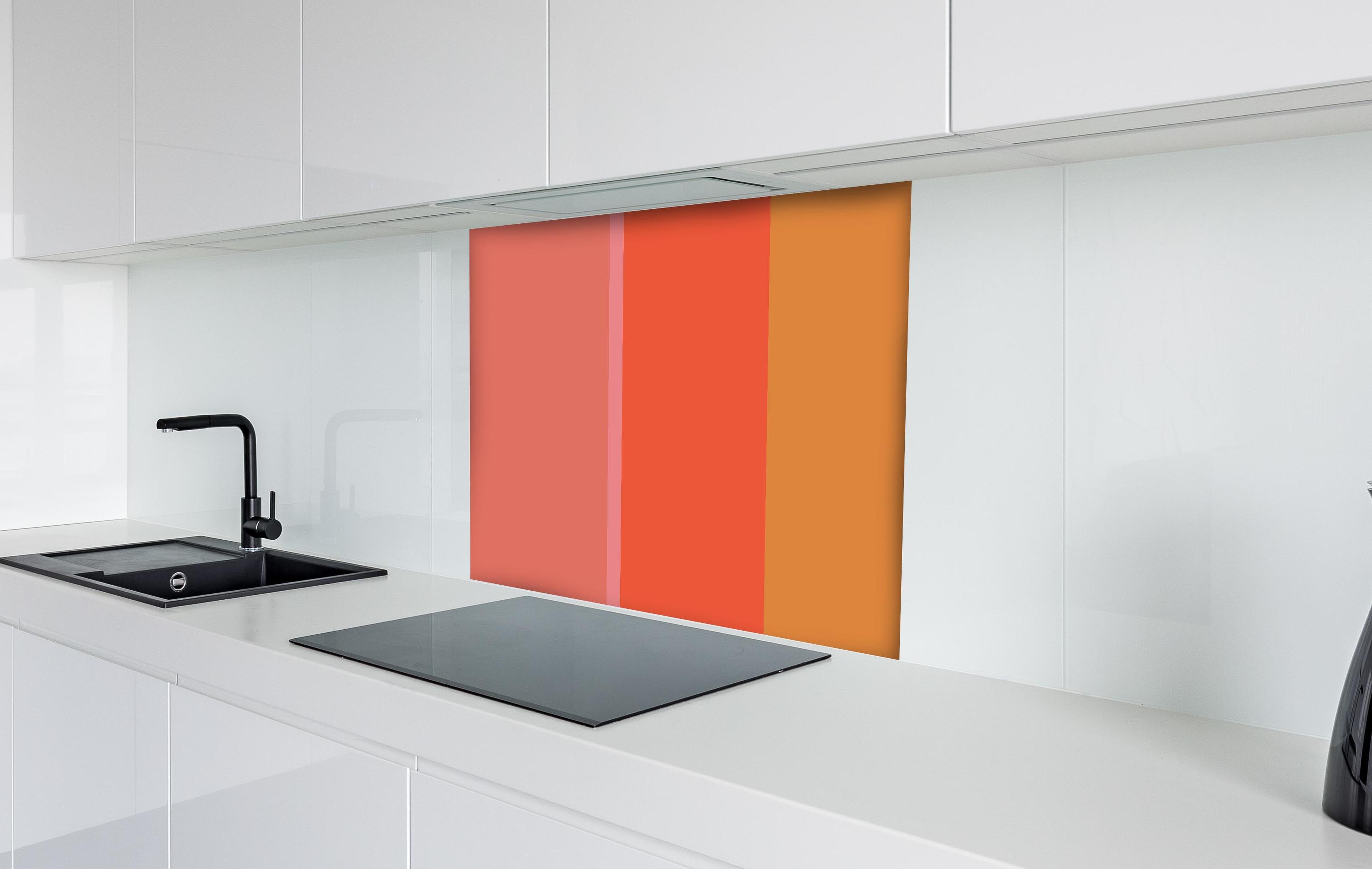 Spritzschutz - The Oranges - Vertical - Salmon hinter einem Cerankochfeld zwischen Holz-Kochutensilien