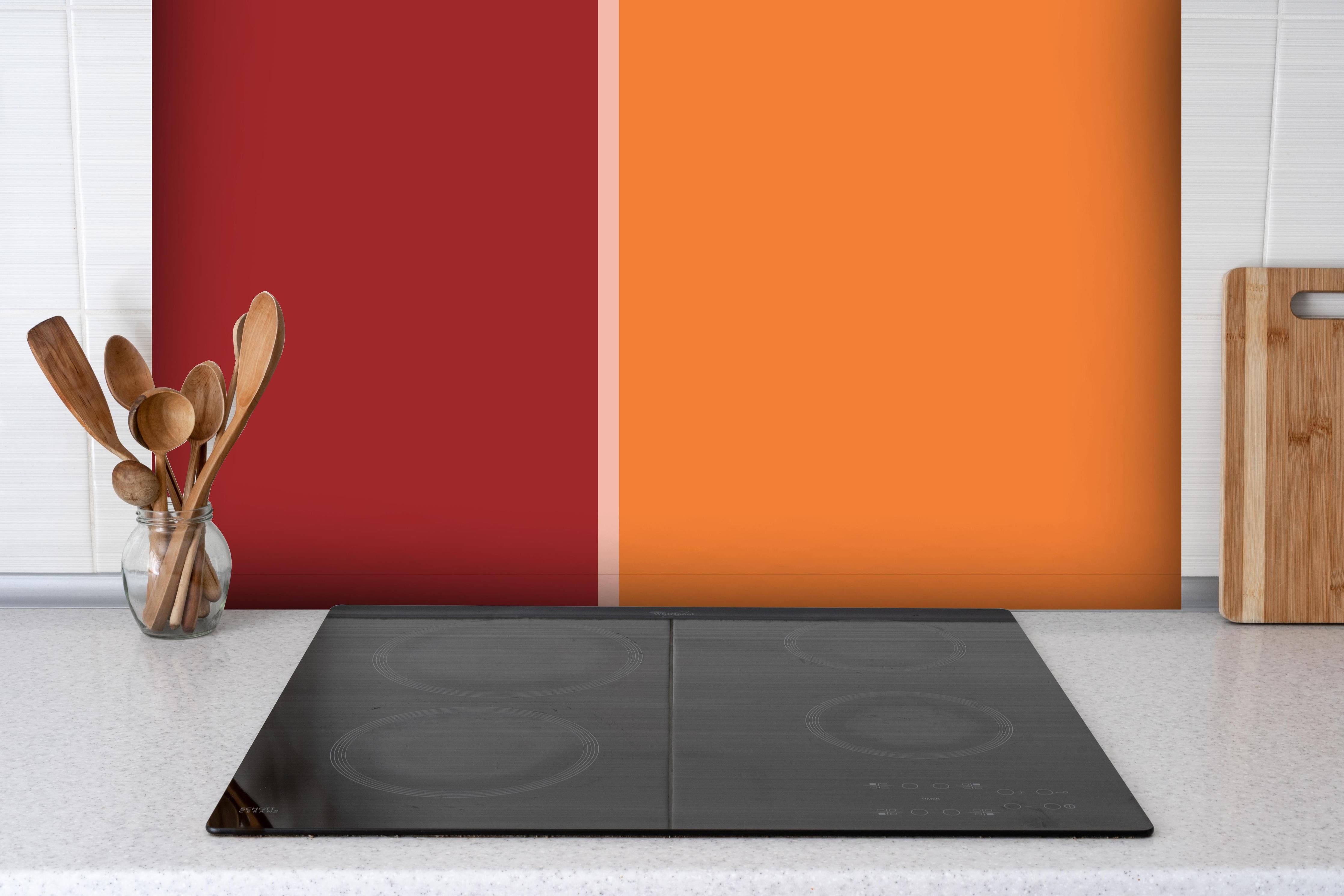 Spritzschutz - The Reds - Easy Vertical - Sangria hinter einem Cerankochfeld zwischen Holz-Kochutensilien