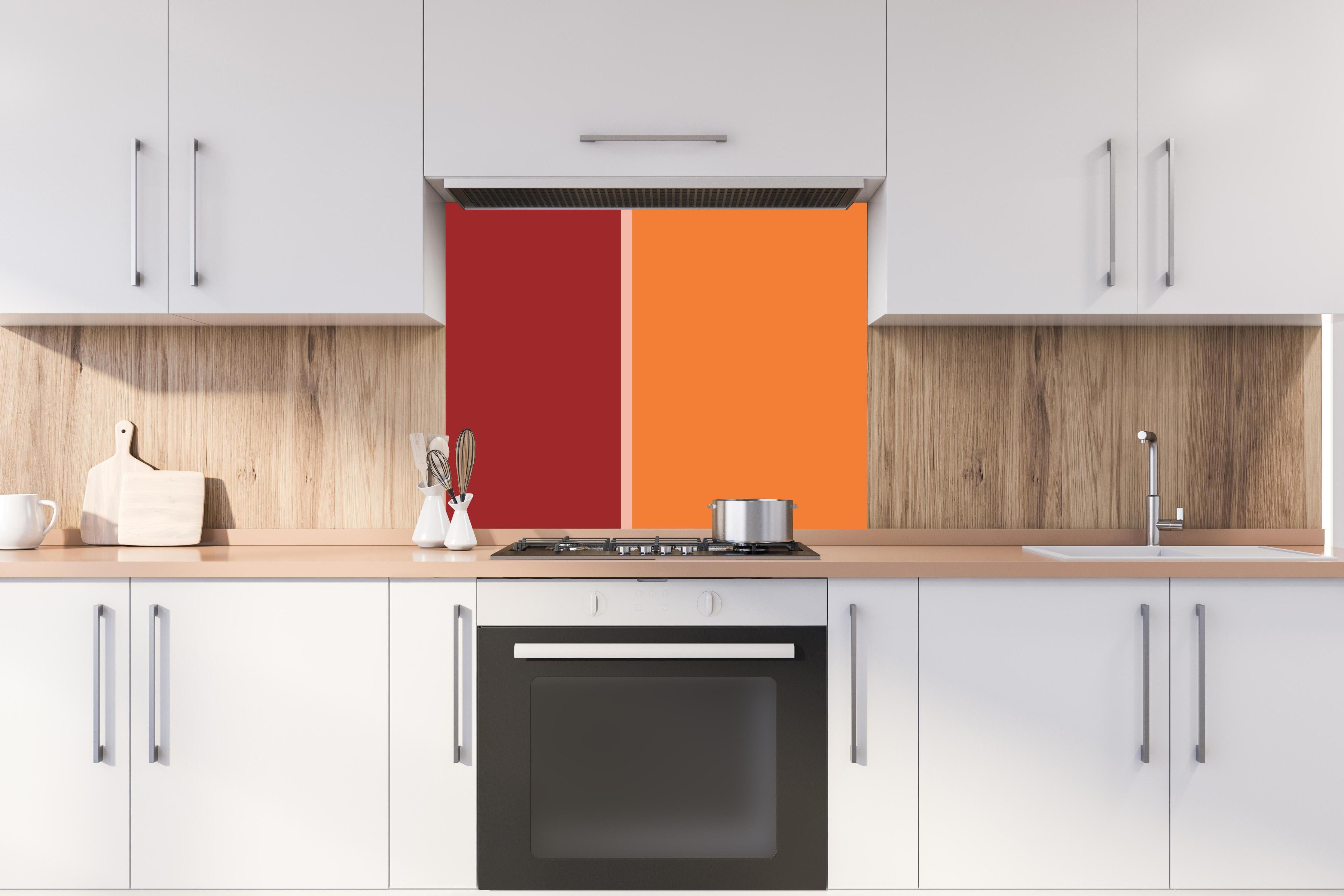 Spritzschutz - The Reds - Easy Vertical - Sangria hinter einem Cerankochfeld zwischen Holz-Kochutensilien