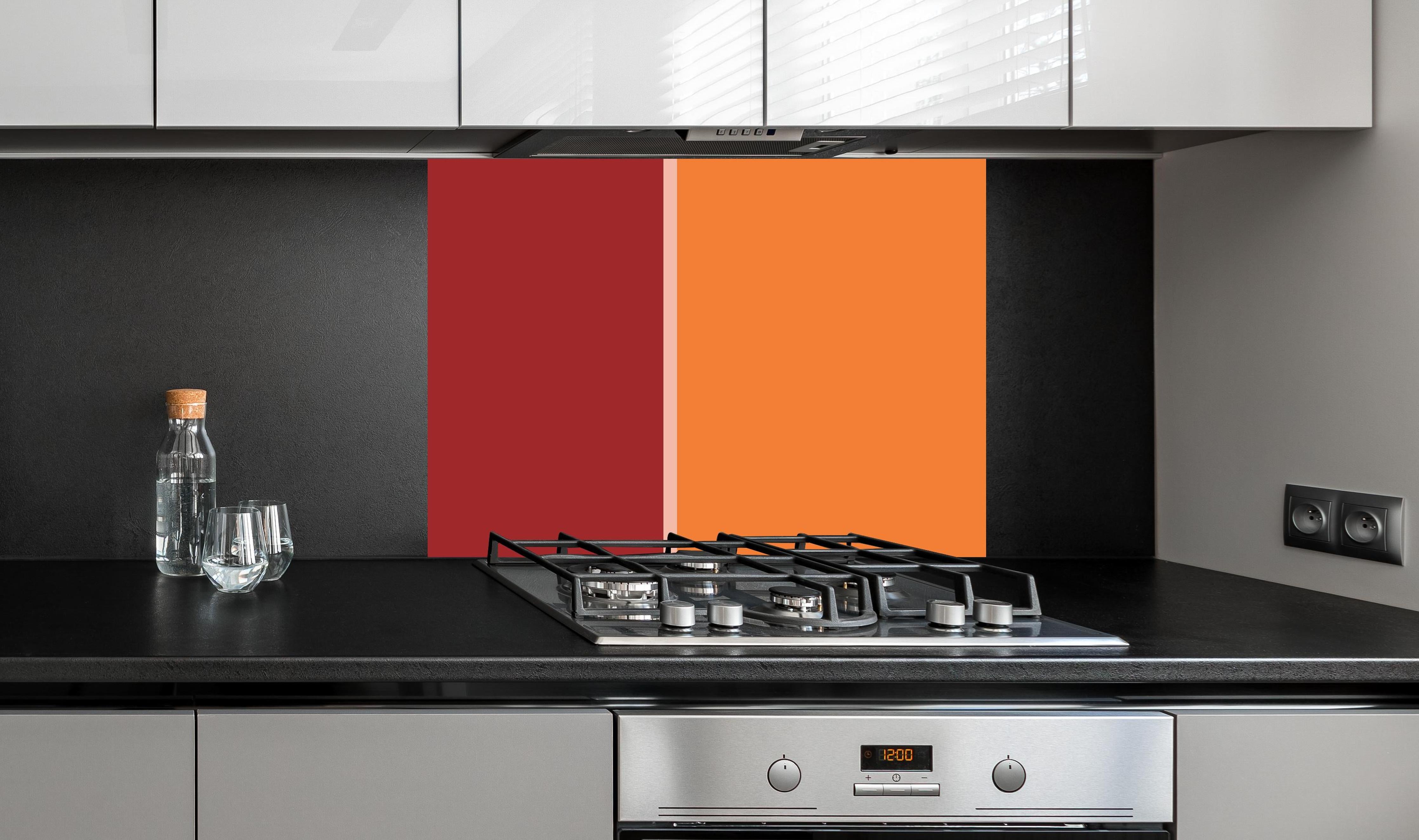 Spritzschutz - The Reds - Easy Vertical - Sangria hinter einem Cerankochfeld zwischen Holz-Kochutensilien