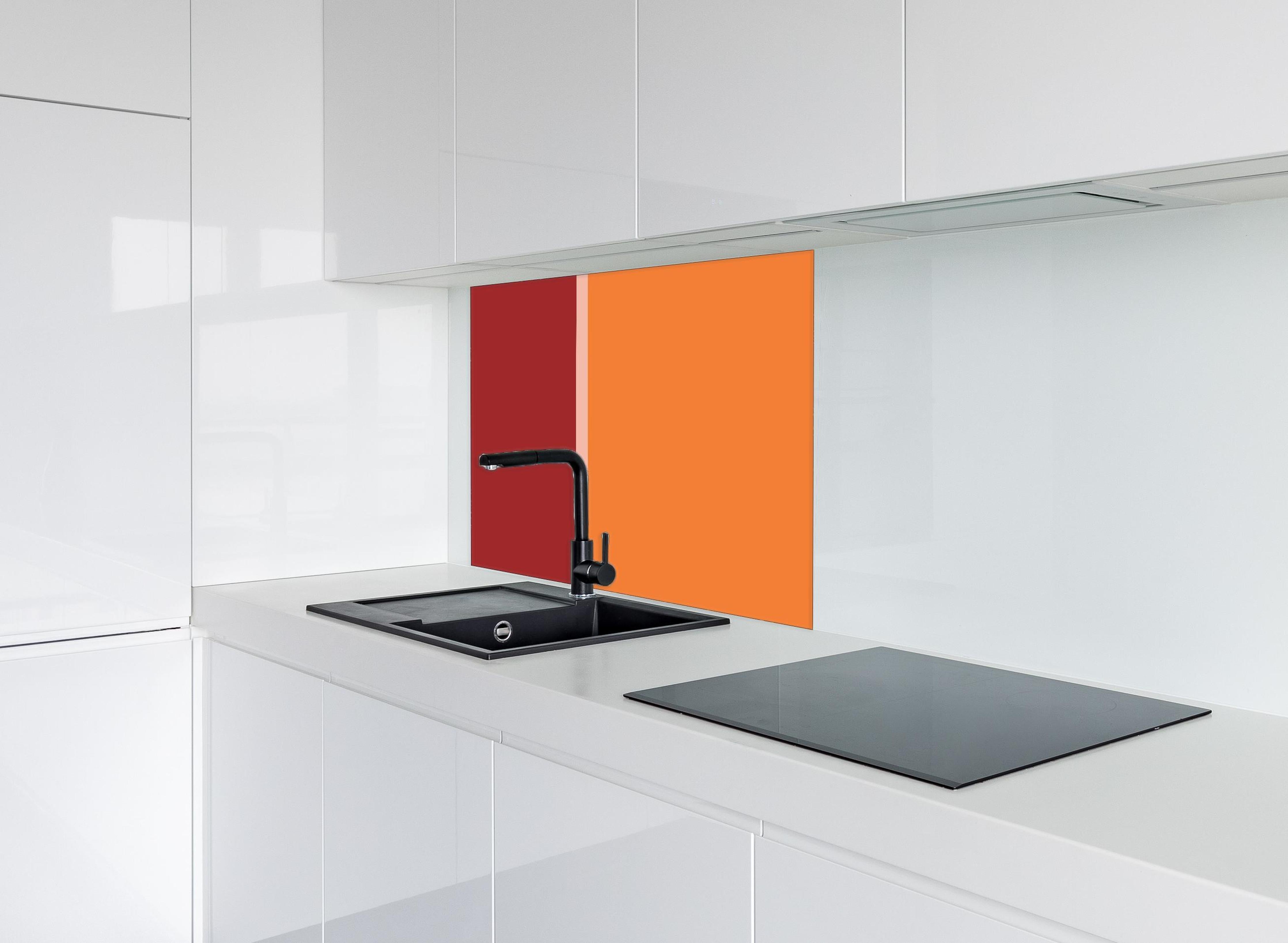 Spritzschutz - The Reds - Easy Vertical - Sangria hinter einem Cerankochfeld zwischen Holz-Kochutensilien