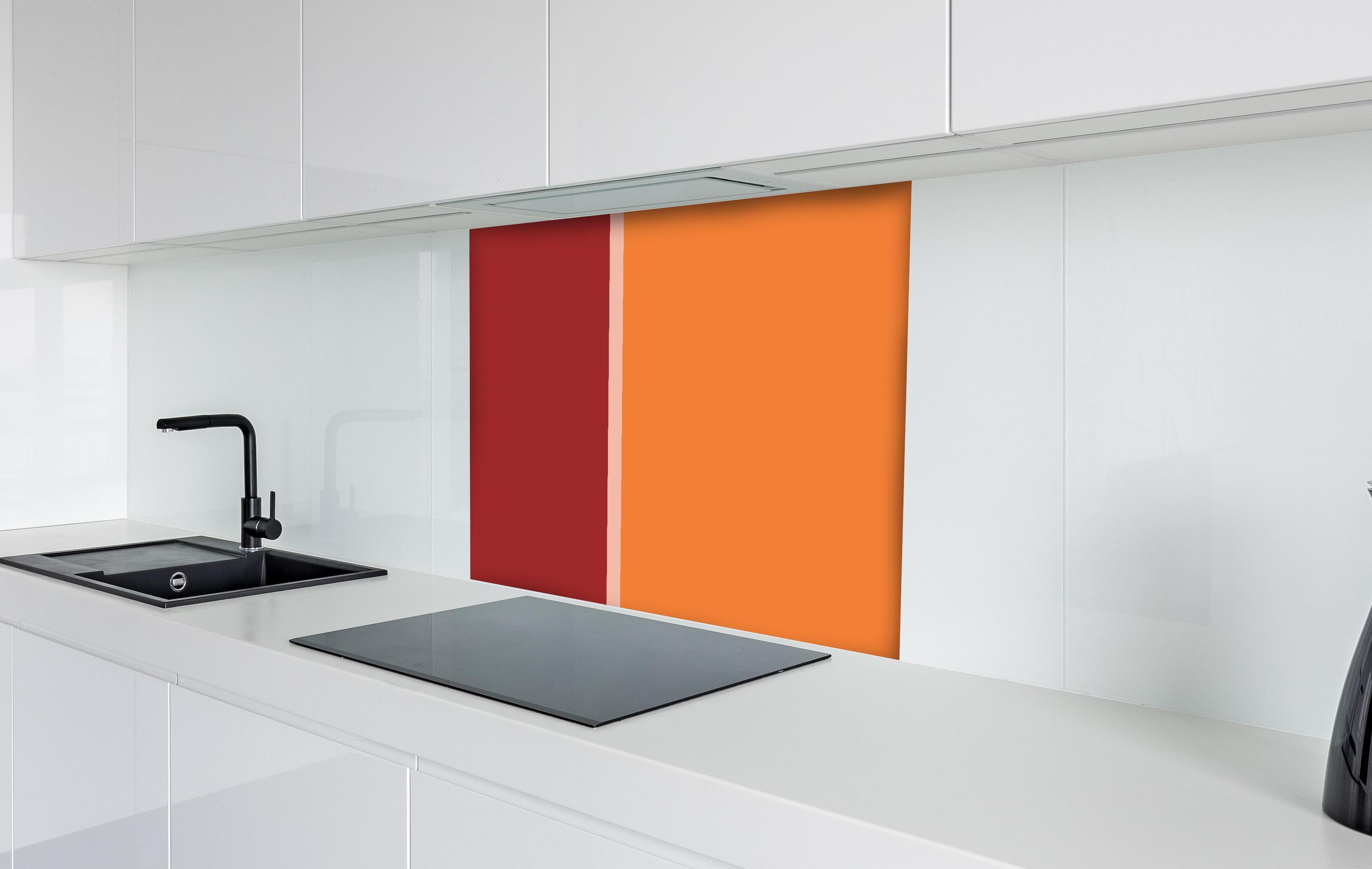 Spritzschutz - The Reds - Easy Vertical - Sangria hinter einem Cerankochfeld zwischen Holz-Kochutensilien