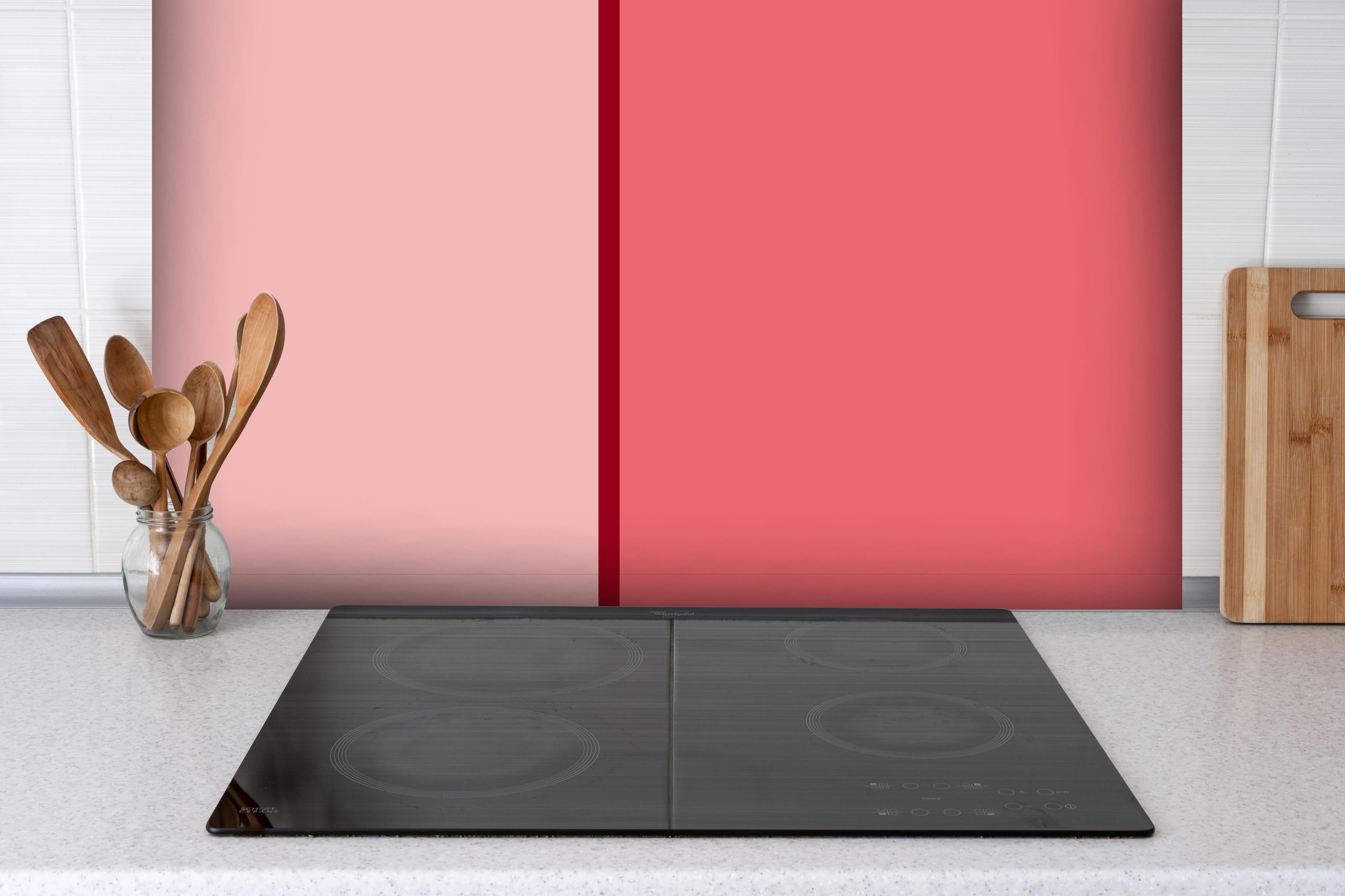 Spritzschutz - The Reds - Easy Vertical - Tomato hinter einem Cerankochfeld zwischen Holz-Kochutensilien