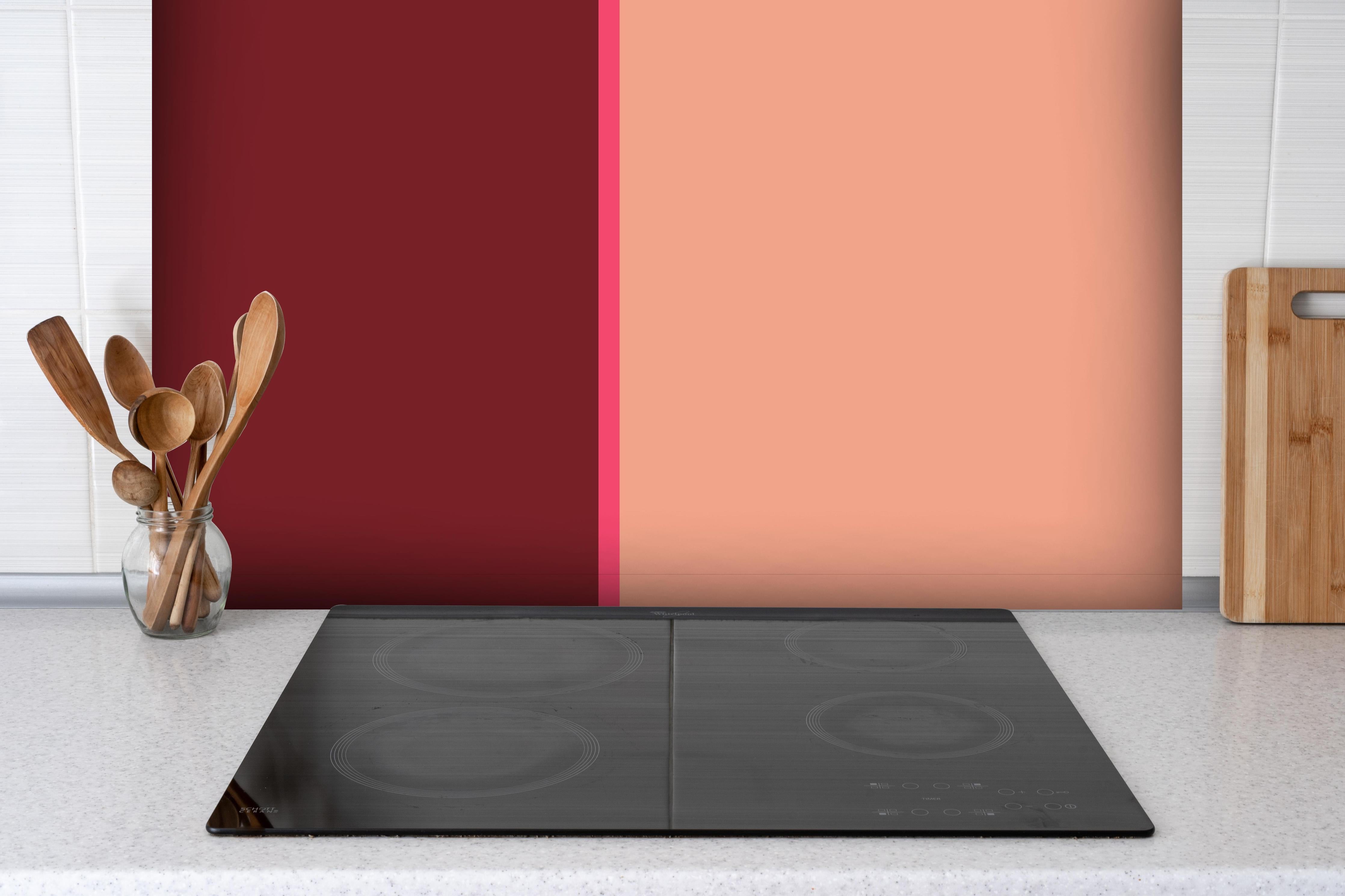 Spritzschutz - The Reds - Easy Vertikal - Cherry hinter einem Cerankochfeld zwischen Holz-Kochutensilien