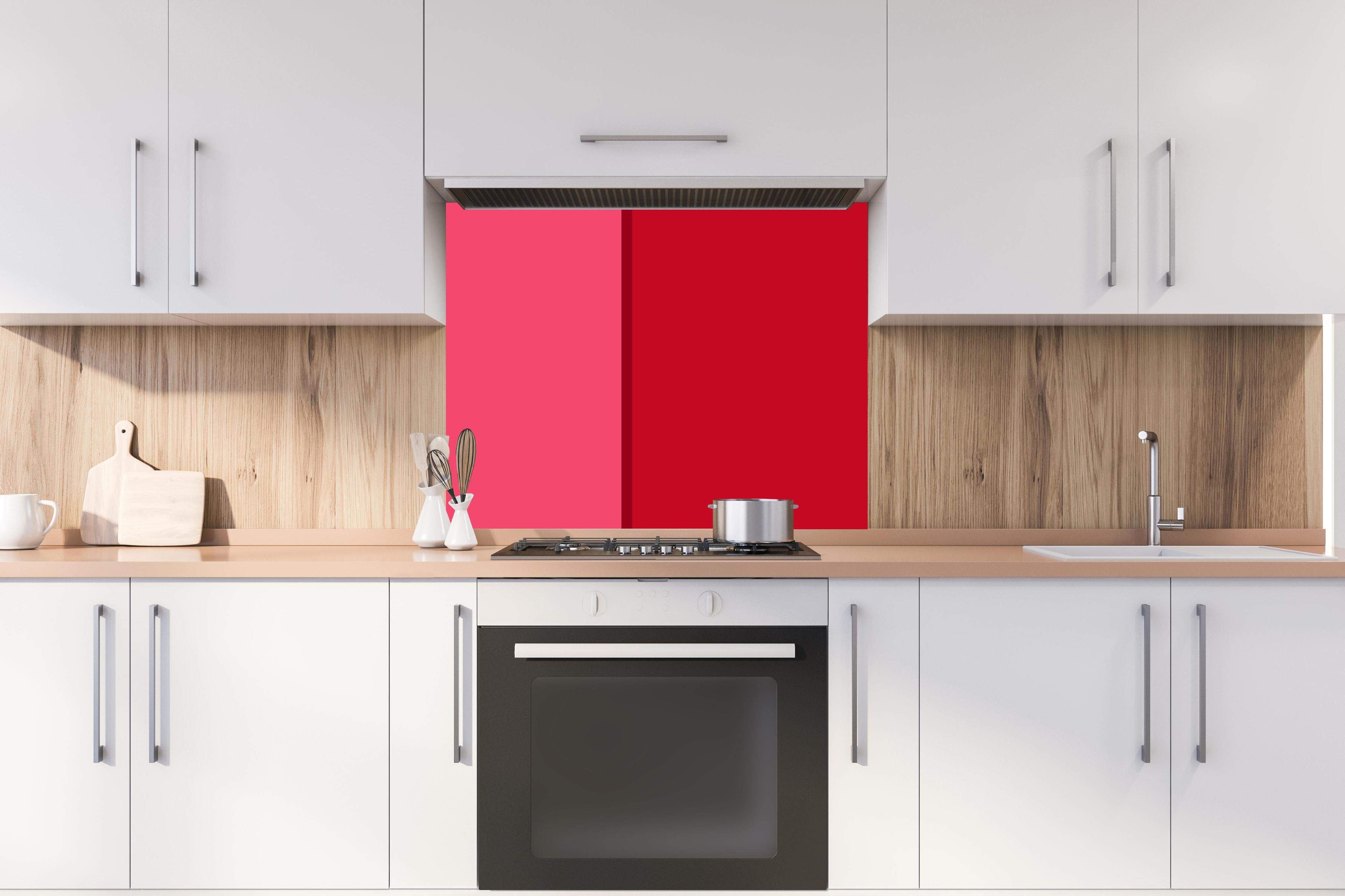 Spritzschutz - The Reds - Easy Vertikal - Pommagranate hinter einem Cerankochfeld zwischen Holz-Kochutensilien