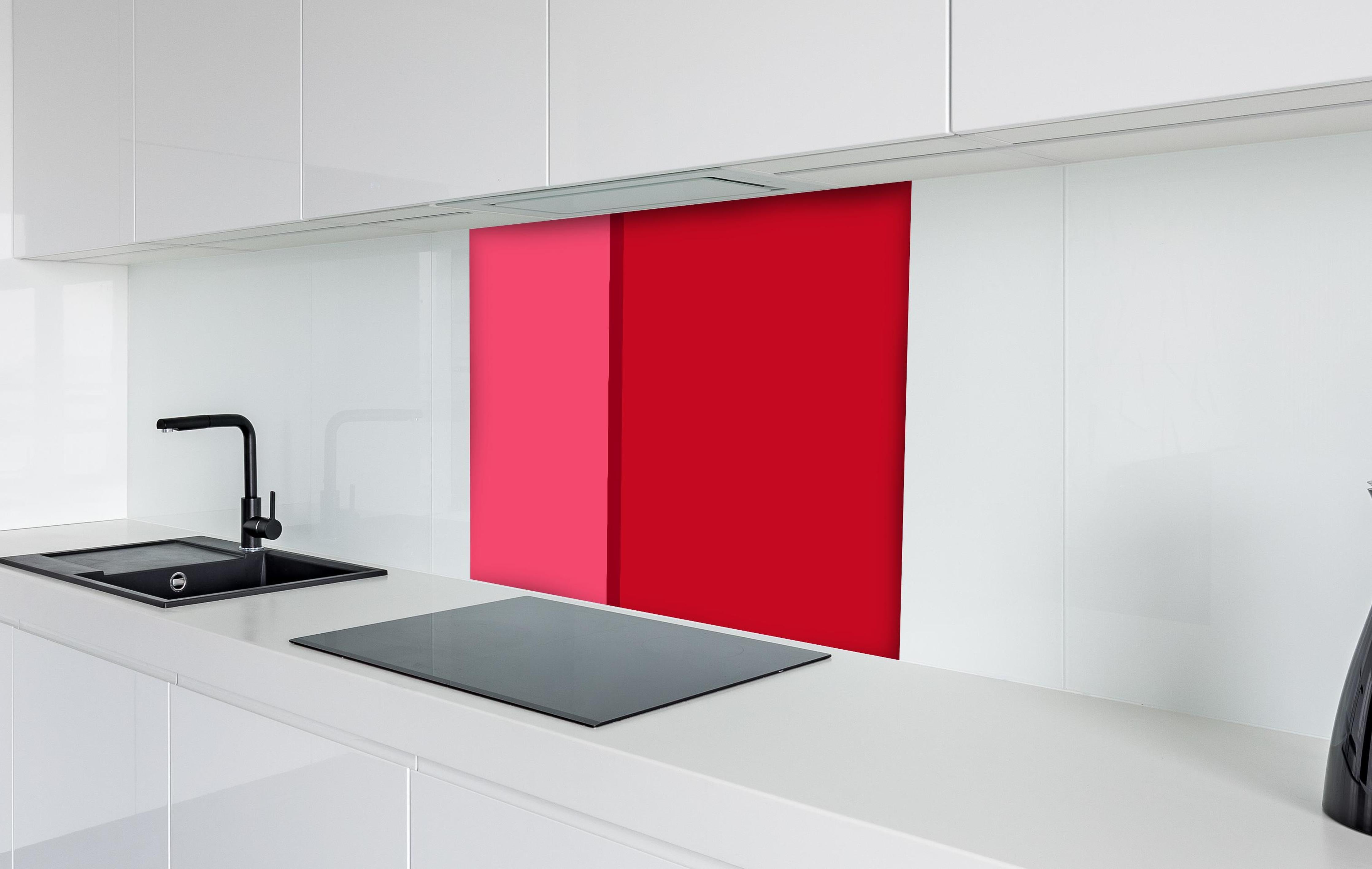 Spritzschutz - The Reds - Easy Vertikal - Pommagranate hinter einem Cerankochfeld zwischen Holz-Kochutensilien