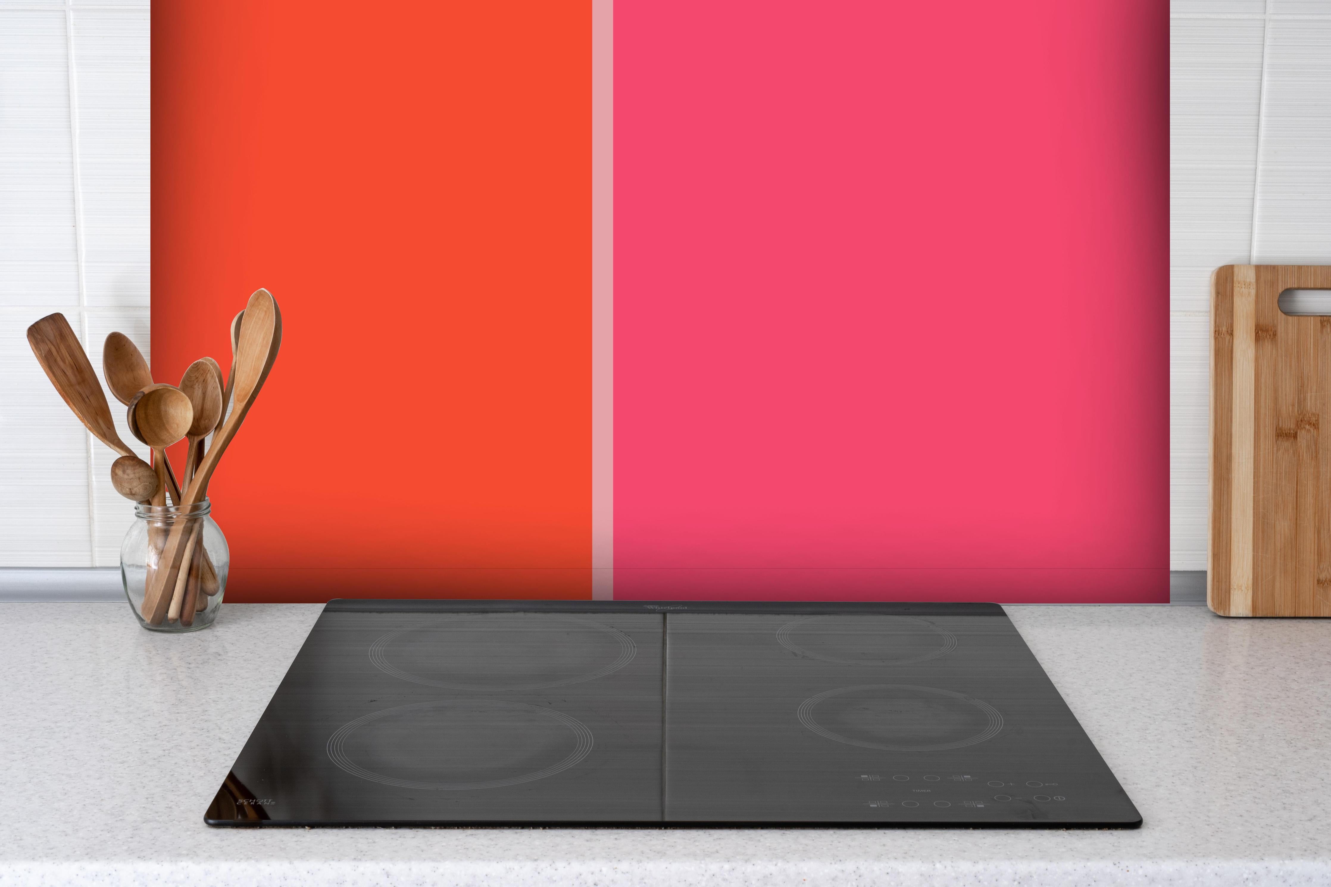 Spritzschutz - The Reds - Easy Vertikal - Strawberry hinter einem Cerankochfeld zwischen Holz-Kochutensilien